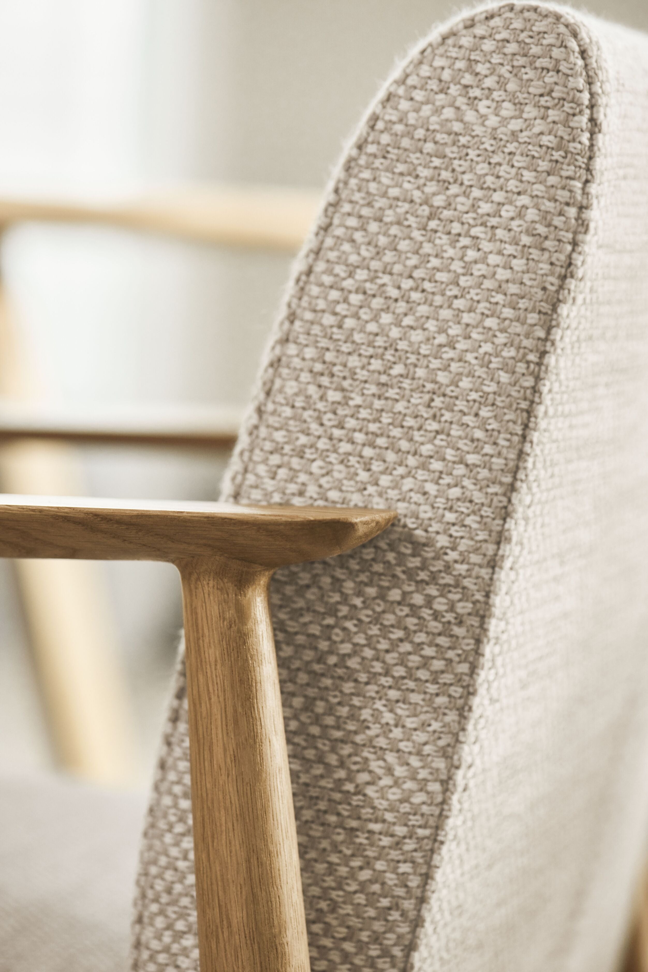 Visti gepolsterte Sofa -Basis aus dunklem Eichenholz