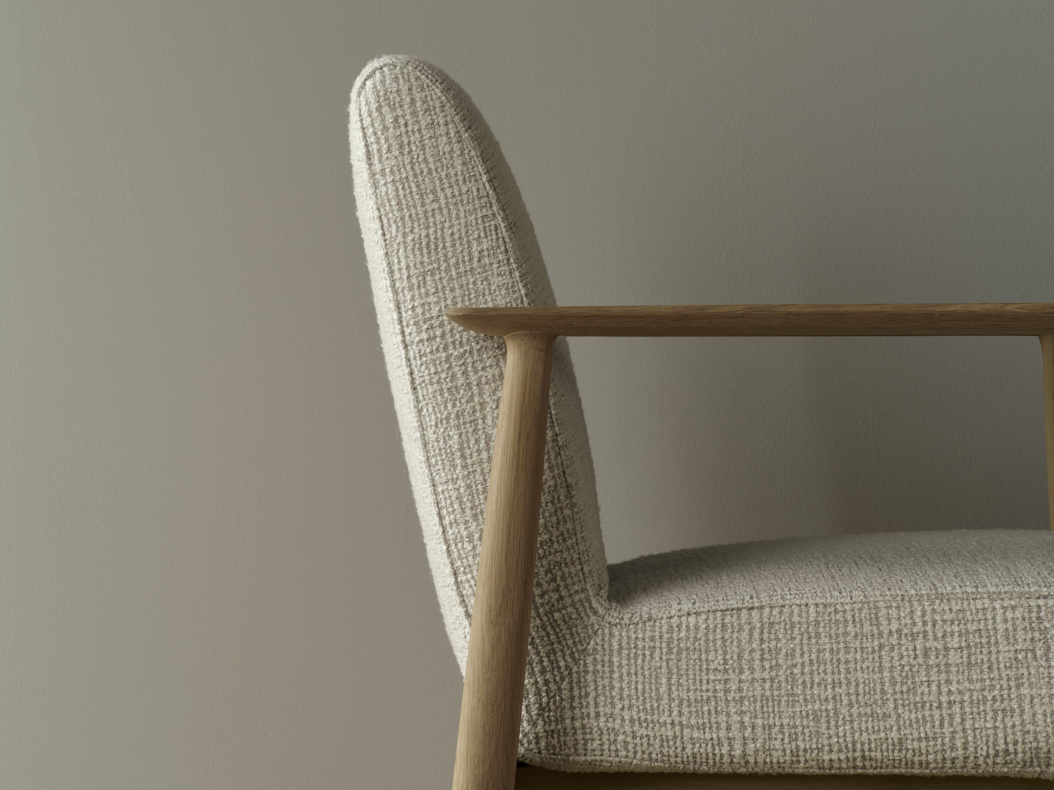 Visti gepolsterte Sofa -Basis aus dunklem Eichenholz