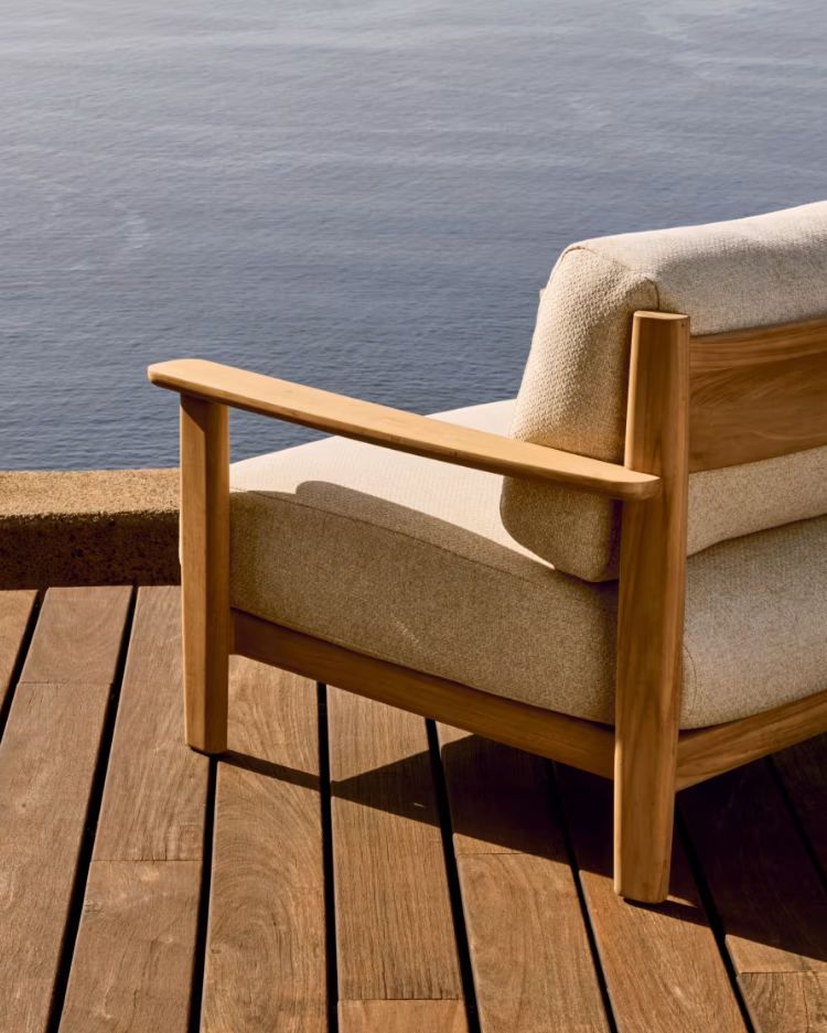 Tirant beige armchair with a wooden base