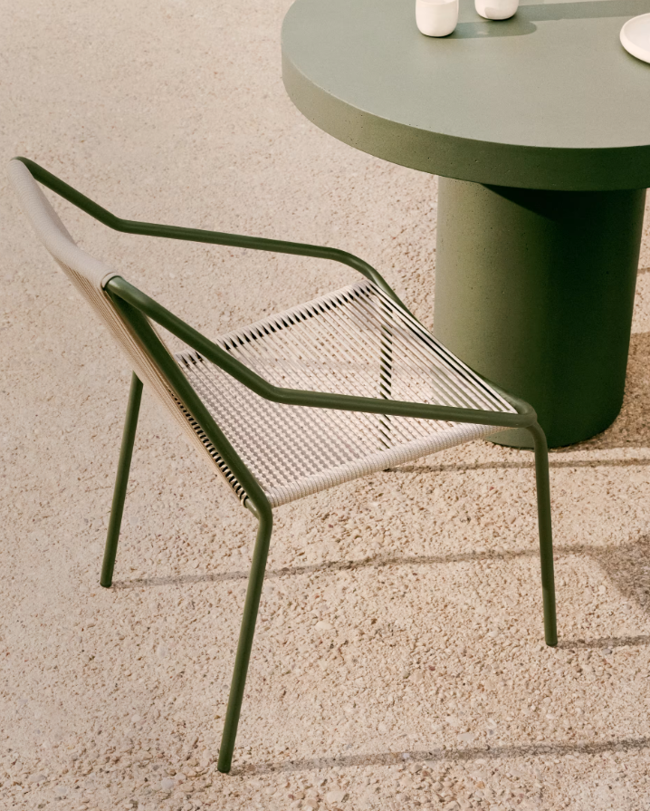 Zivia Écru outer chair with a steel base
