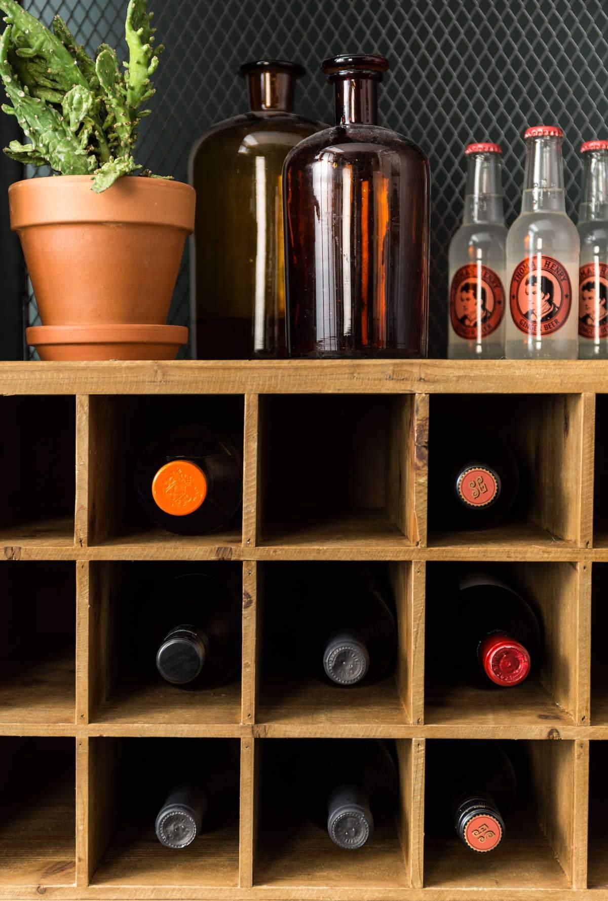 Barek VINO drewniany z żelazną podstawą Dutchbone Eye on Design