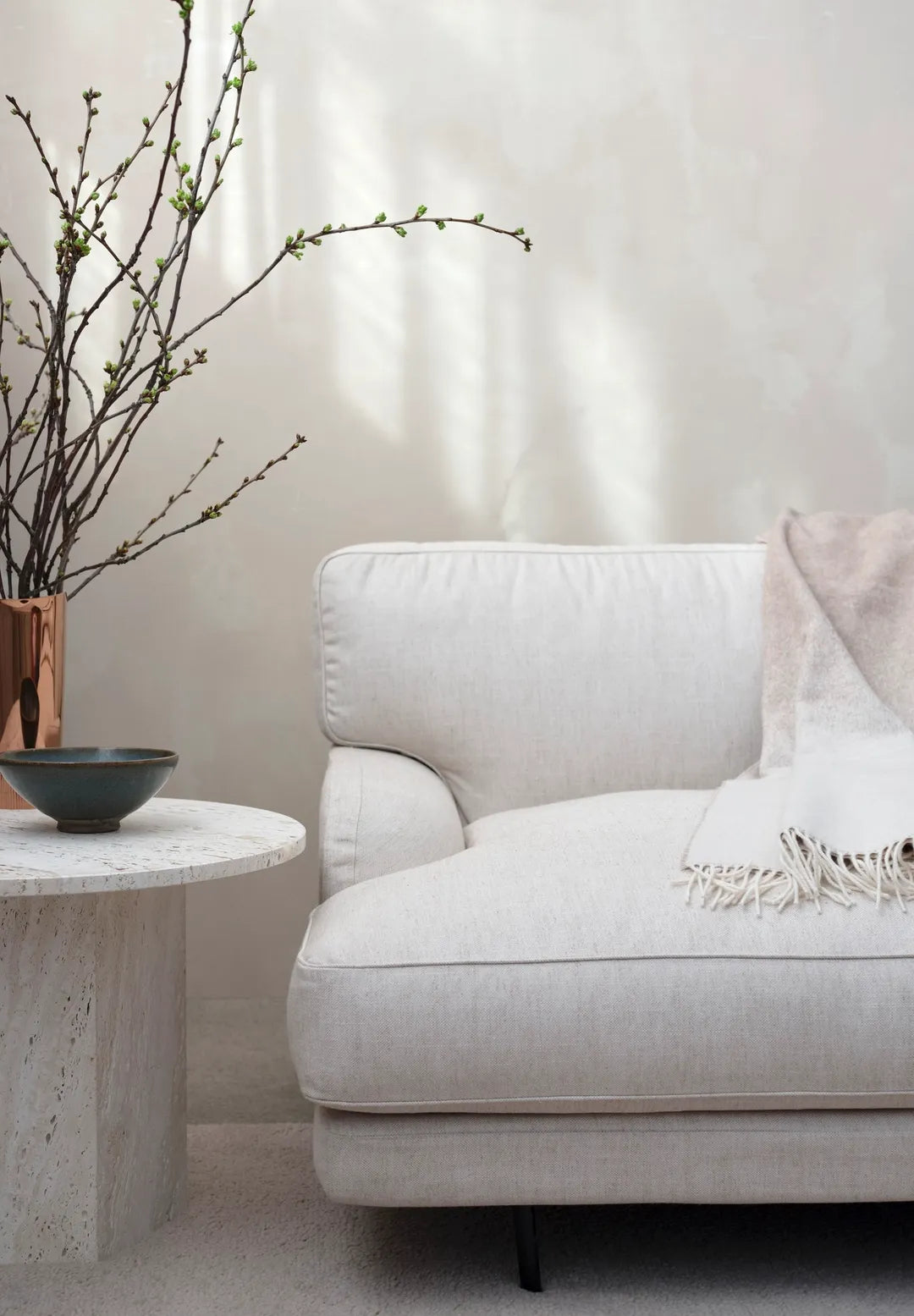 Sofa 2-osobowa FLANEUR tapicerowana z mosiężną podstawą