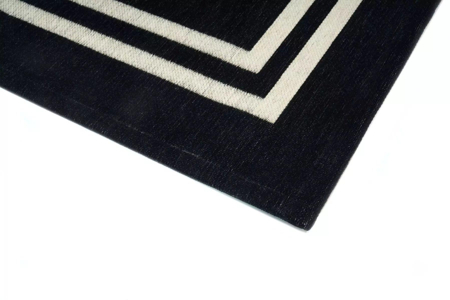 Dywan FORM czarny Carpet Decor Eye on Design