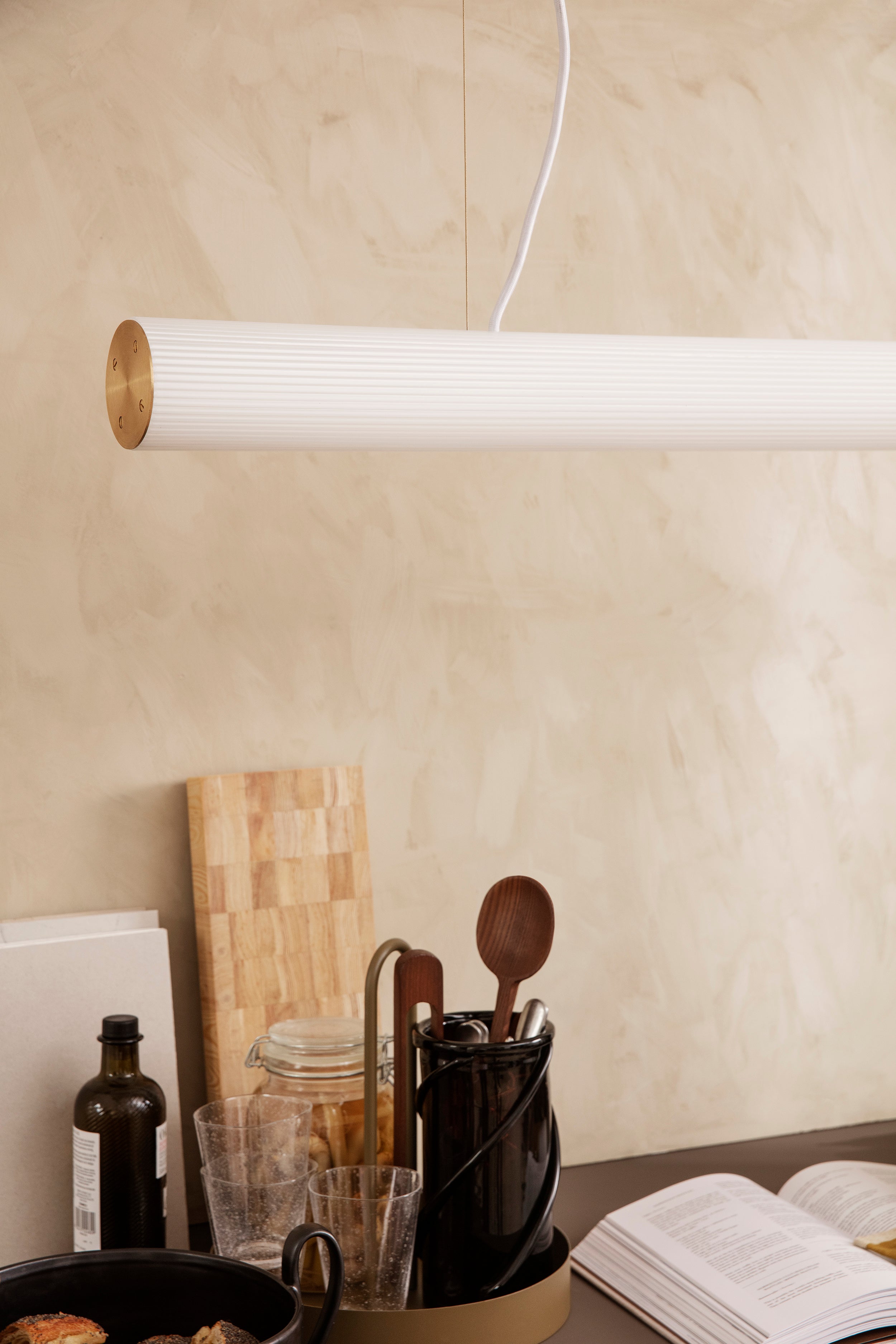 Lampa wisząca VUELTA biały z mosiężnym wykończeniem