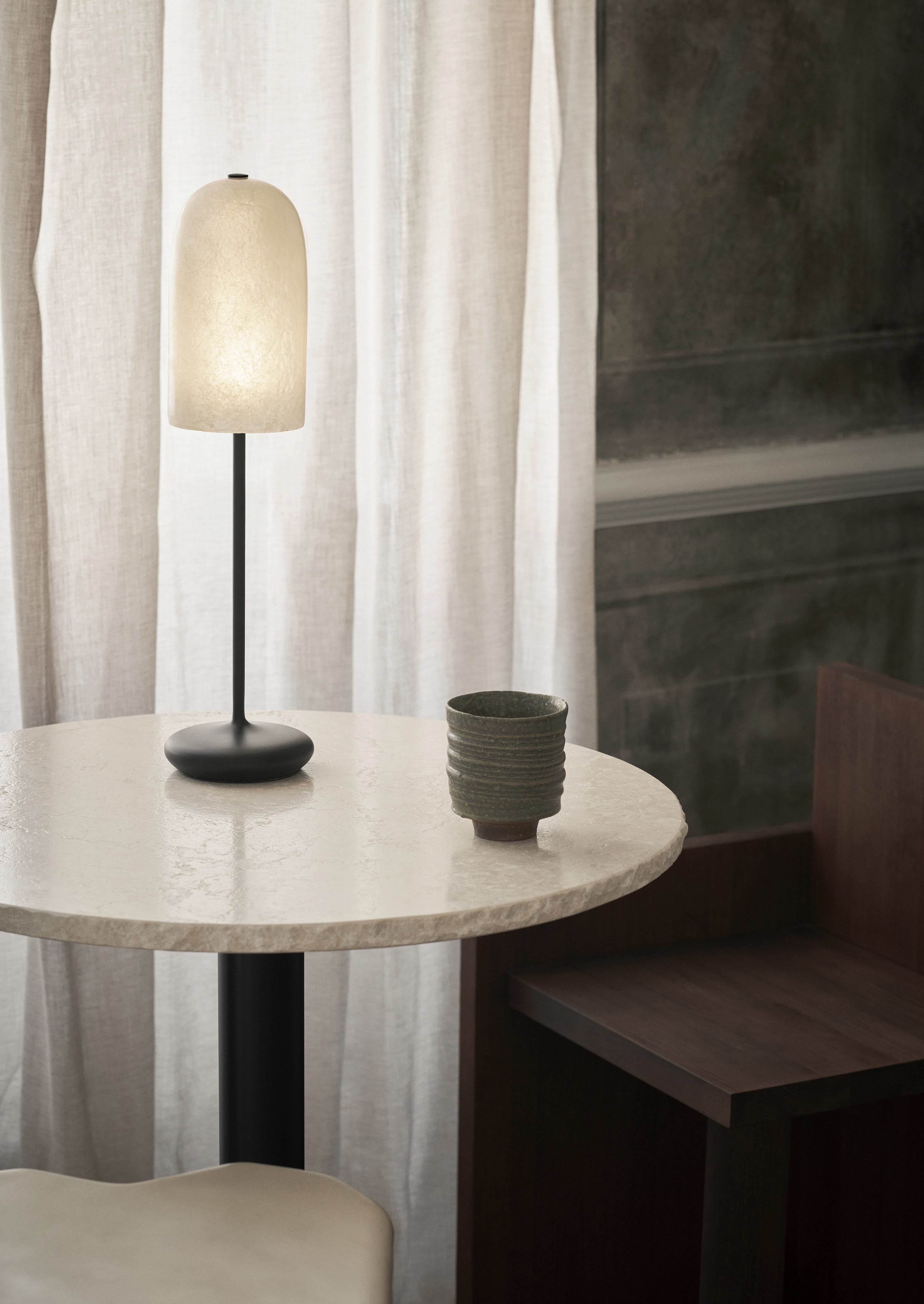 Lampa stołowa GRY biały klosz z czarną podstawą