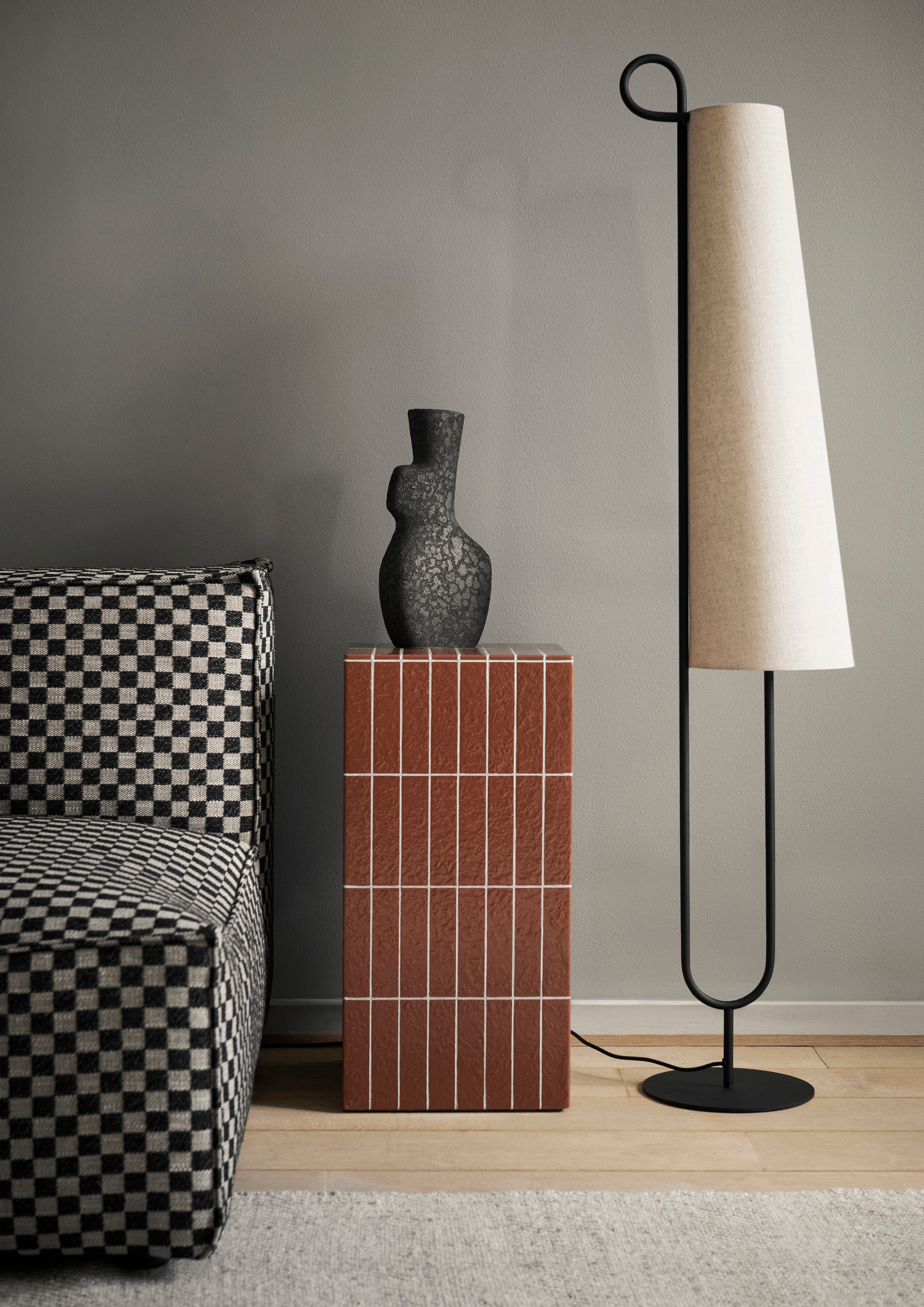 Lampa podłogowa ANCORA złamana biel z czarną podstawą