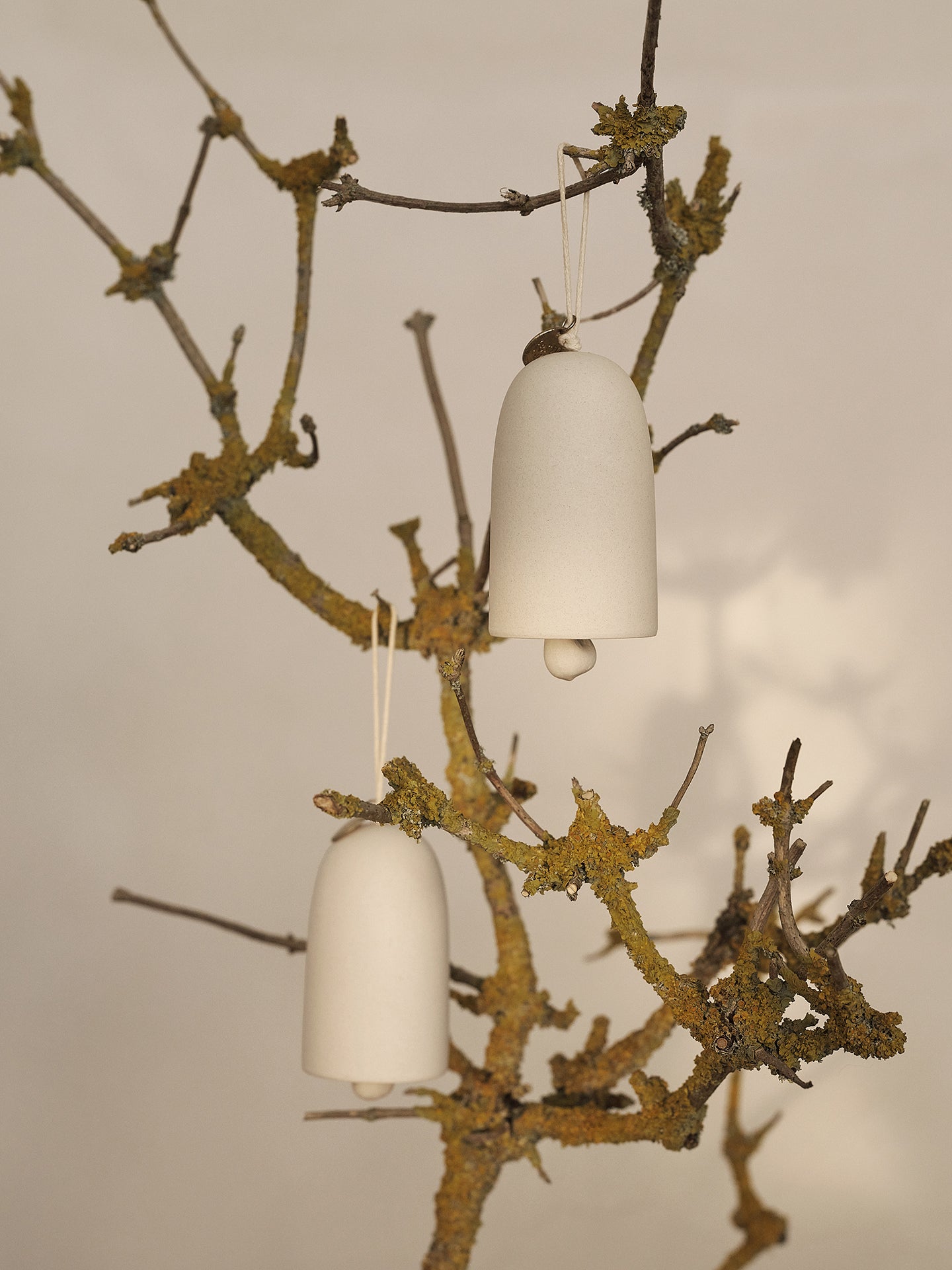 Zestaw dzwoneczków świątecznych BELL CERAMIC biały ze złotym