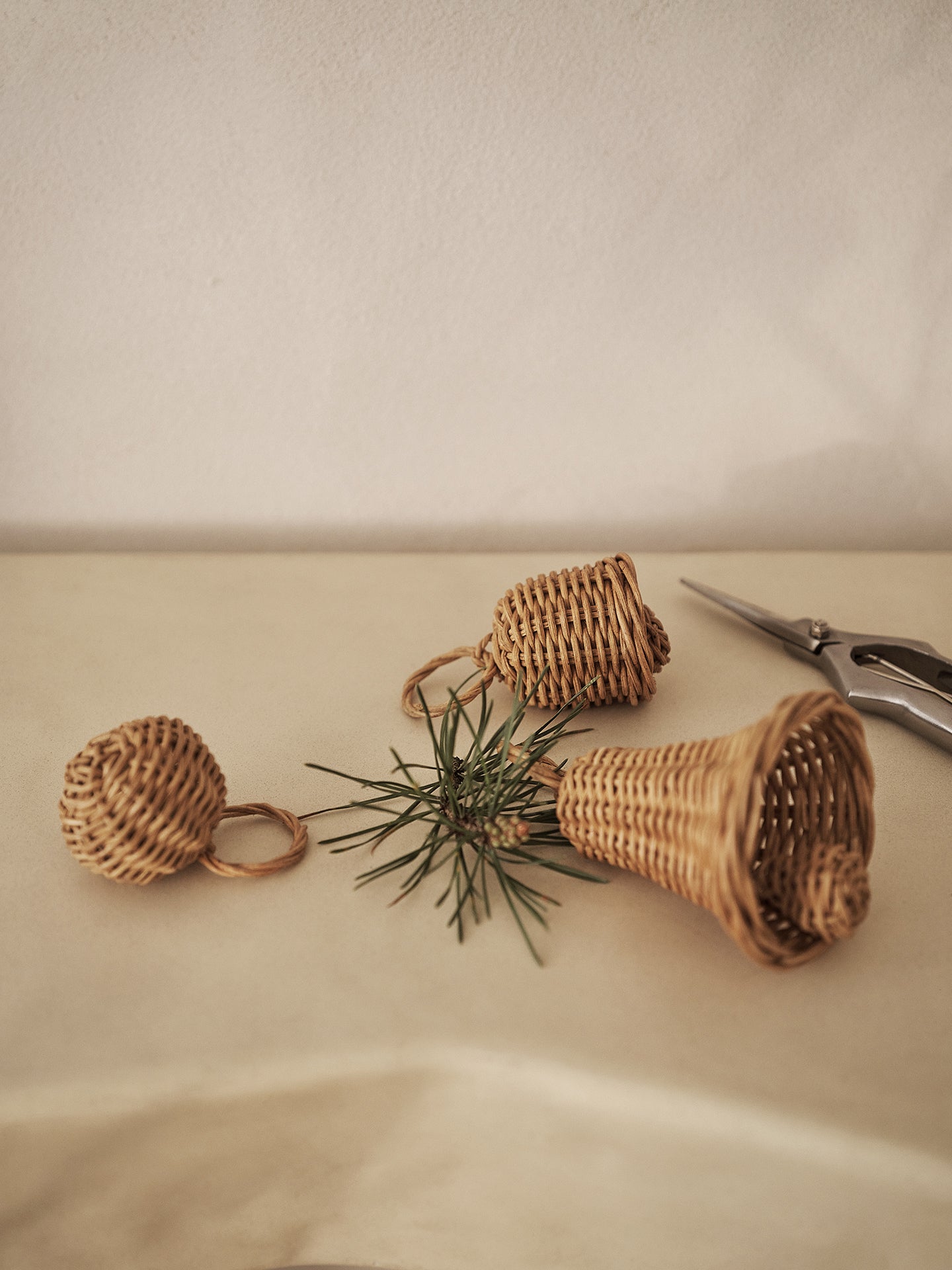 Zestaw bombek BELL pleciony rattan