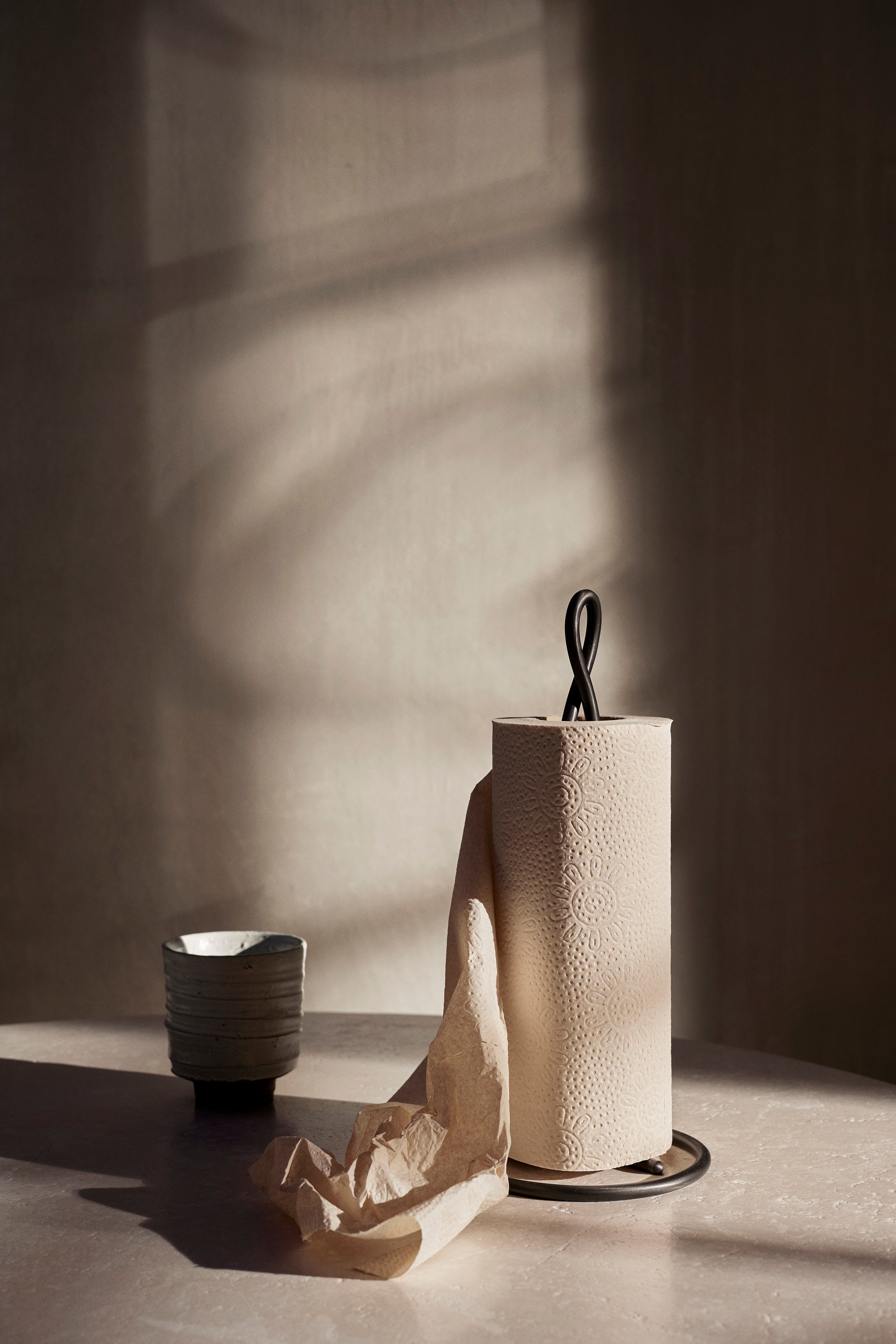 CURVATURE black kitchen towel holder