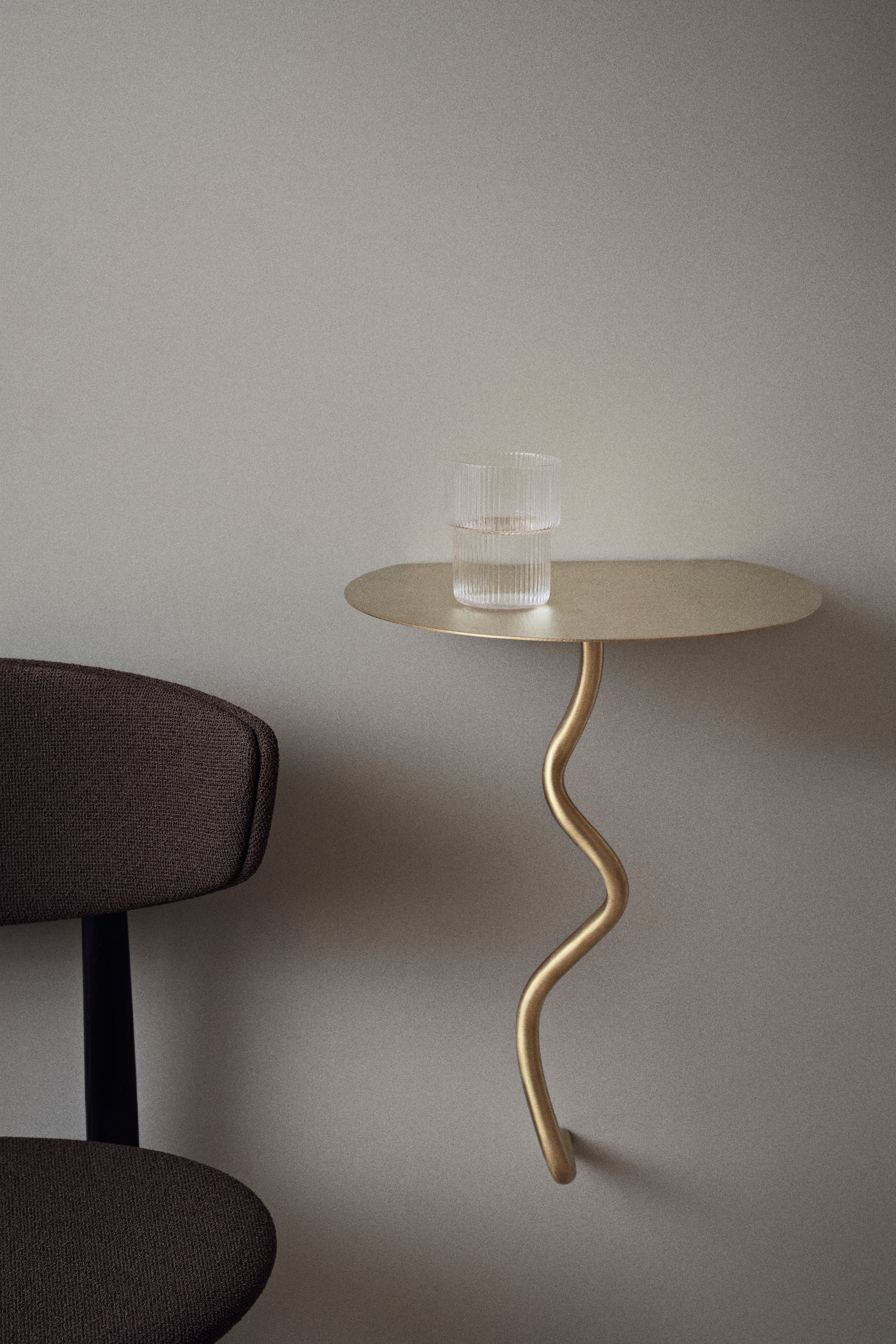 Curvature wall table brass