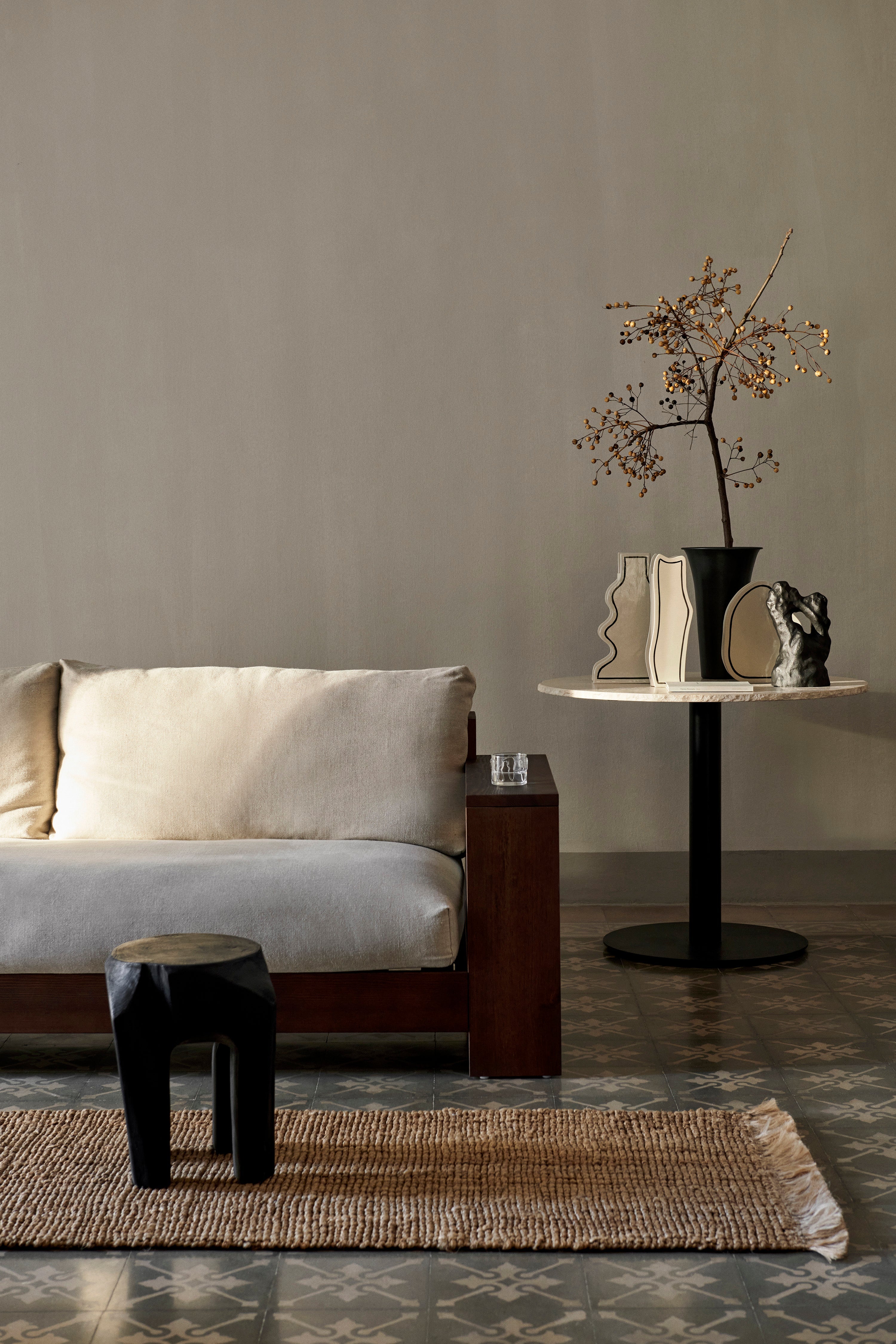 Sofa EDRE beżowy z ciemnobrązową drewnianą podstawą
