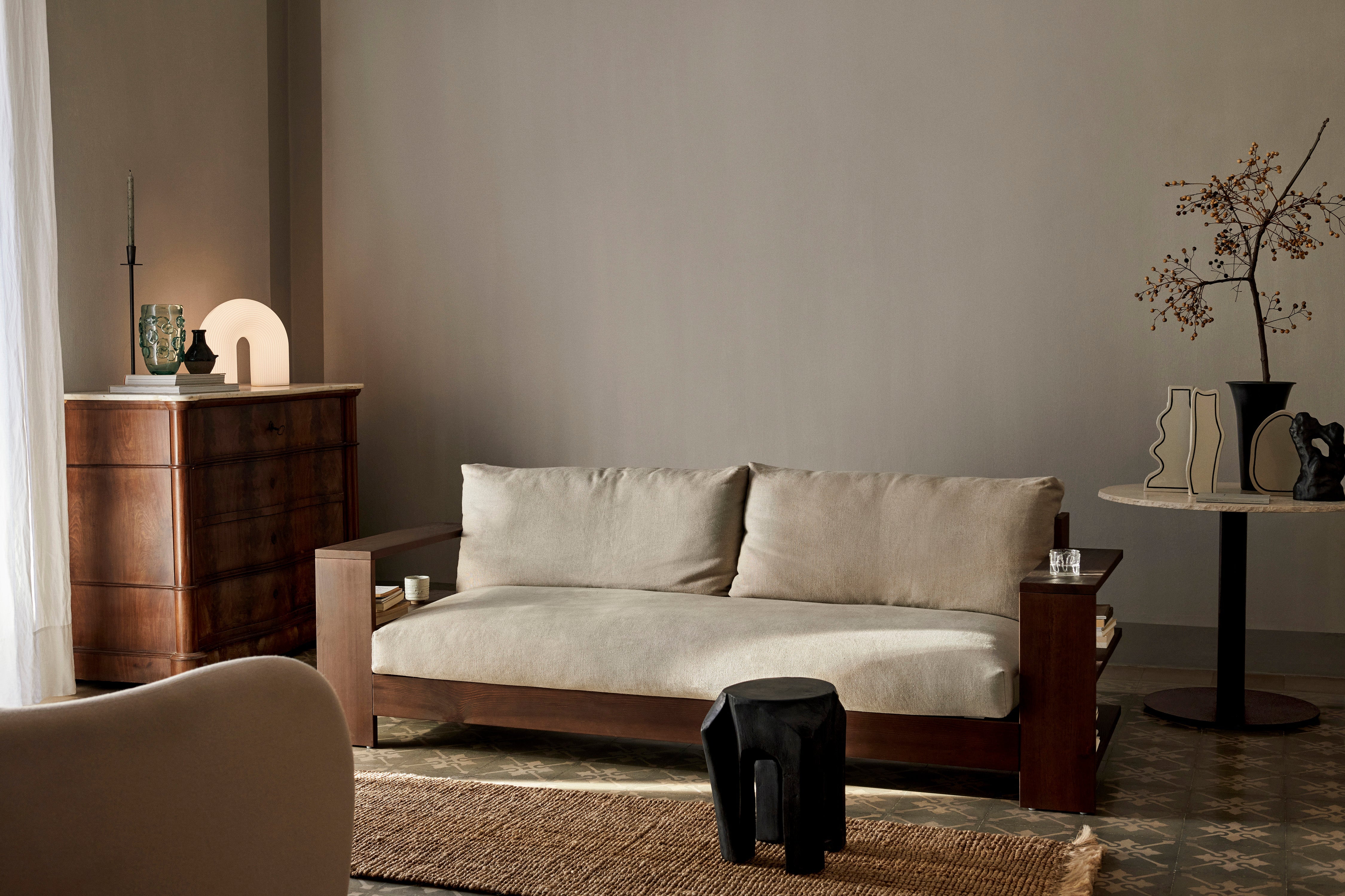 Sofa EDRE beżowy z ciemnobrązową drewnianą podstawą