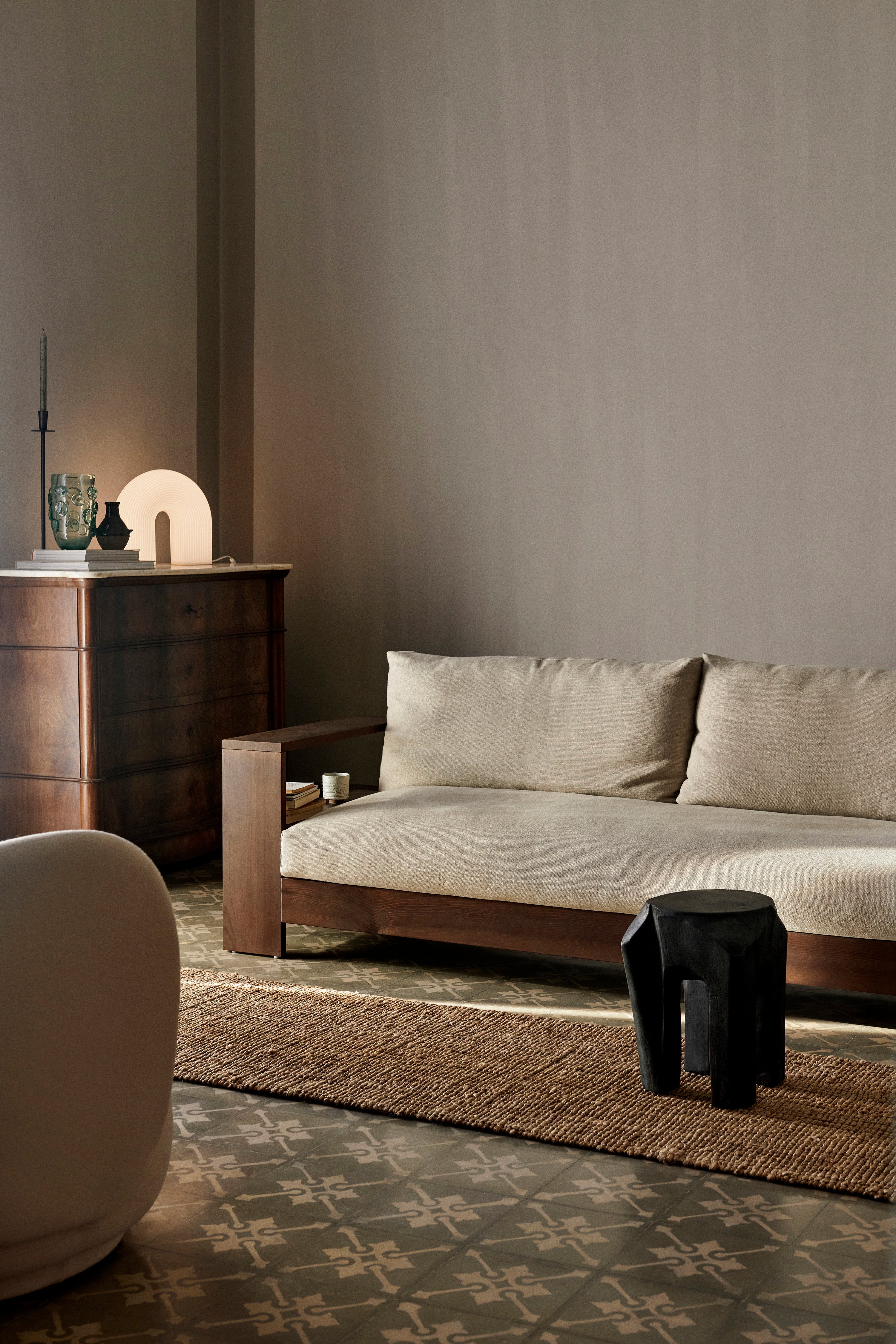 Sofa EDRE beżowy z ciemnobrązową drewnianą podstawą