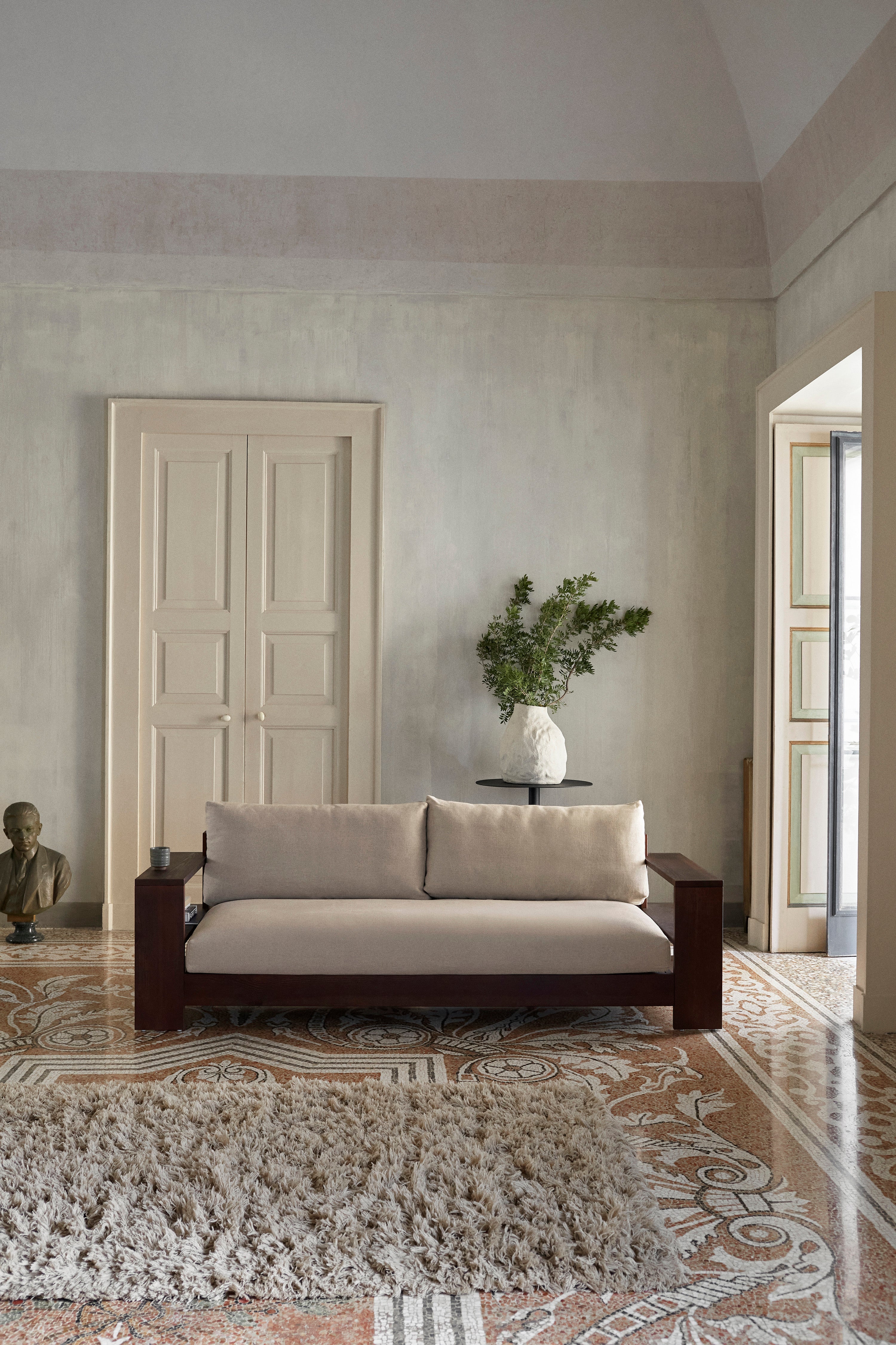 Sofa EDRE beżowy z ciemnobrązową drewnianą podstawą