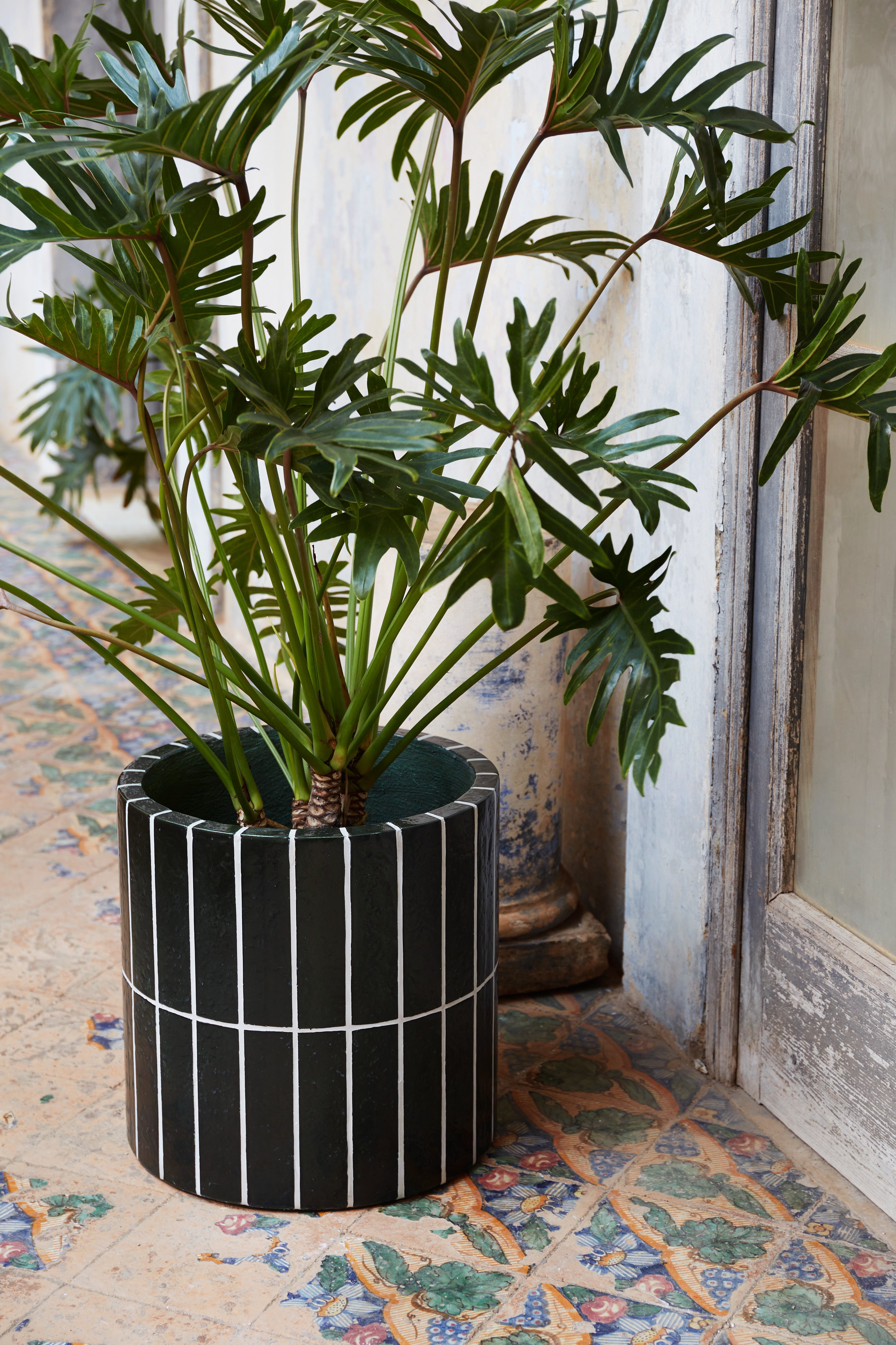 Donica PILLAR PLANT POT ciemnozielony beton z białym