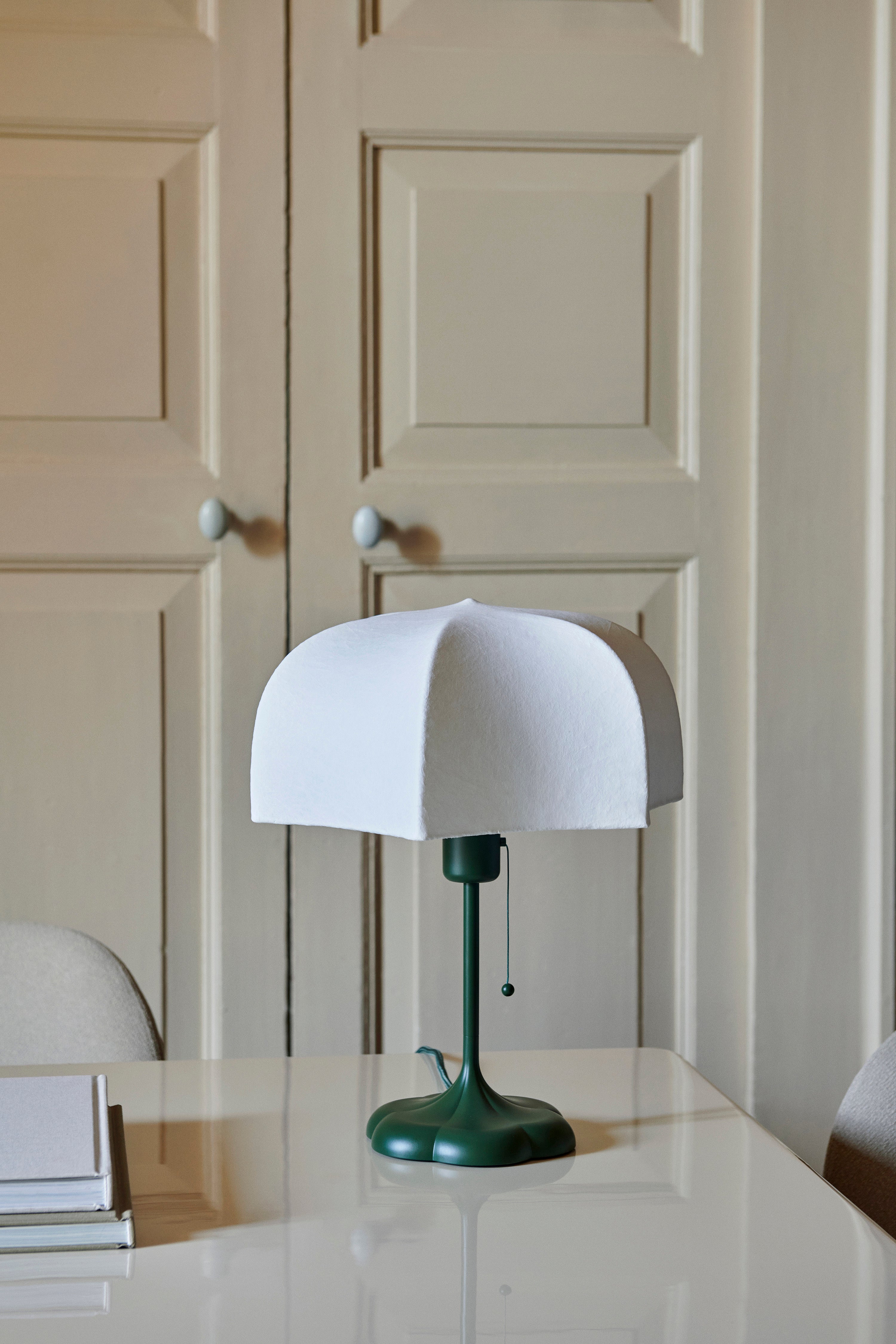 Lampa stołowa POEM biały z zieloną podstawą