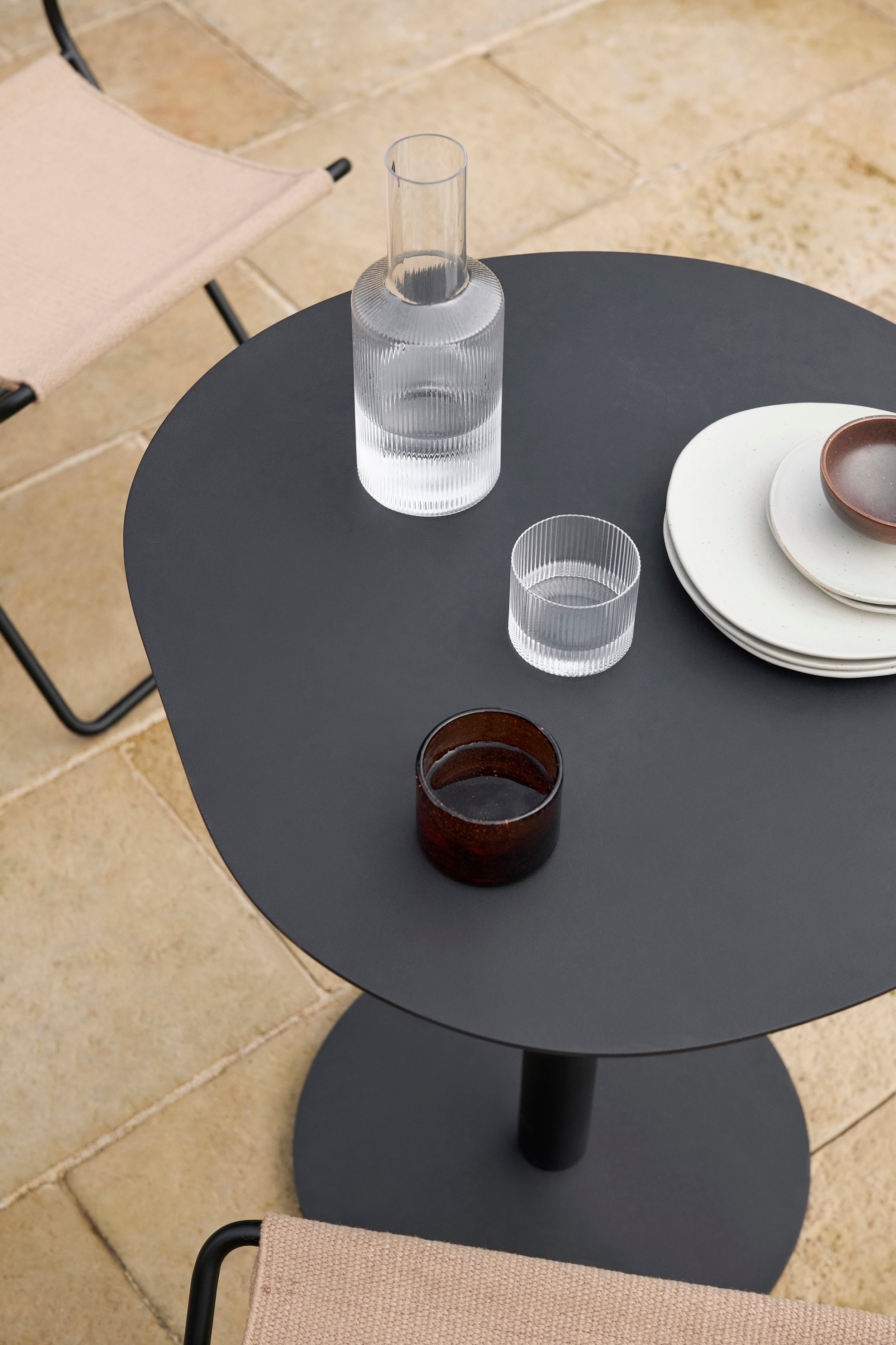 Round table pond black