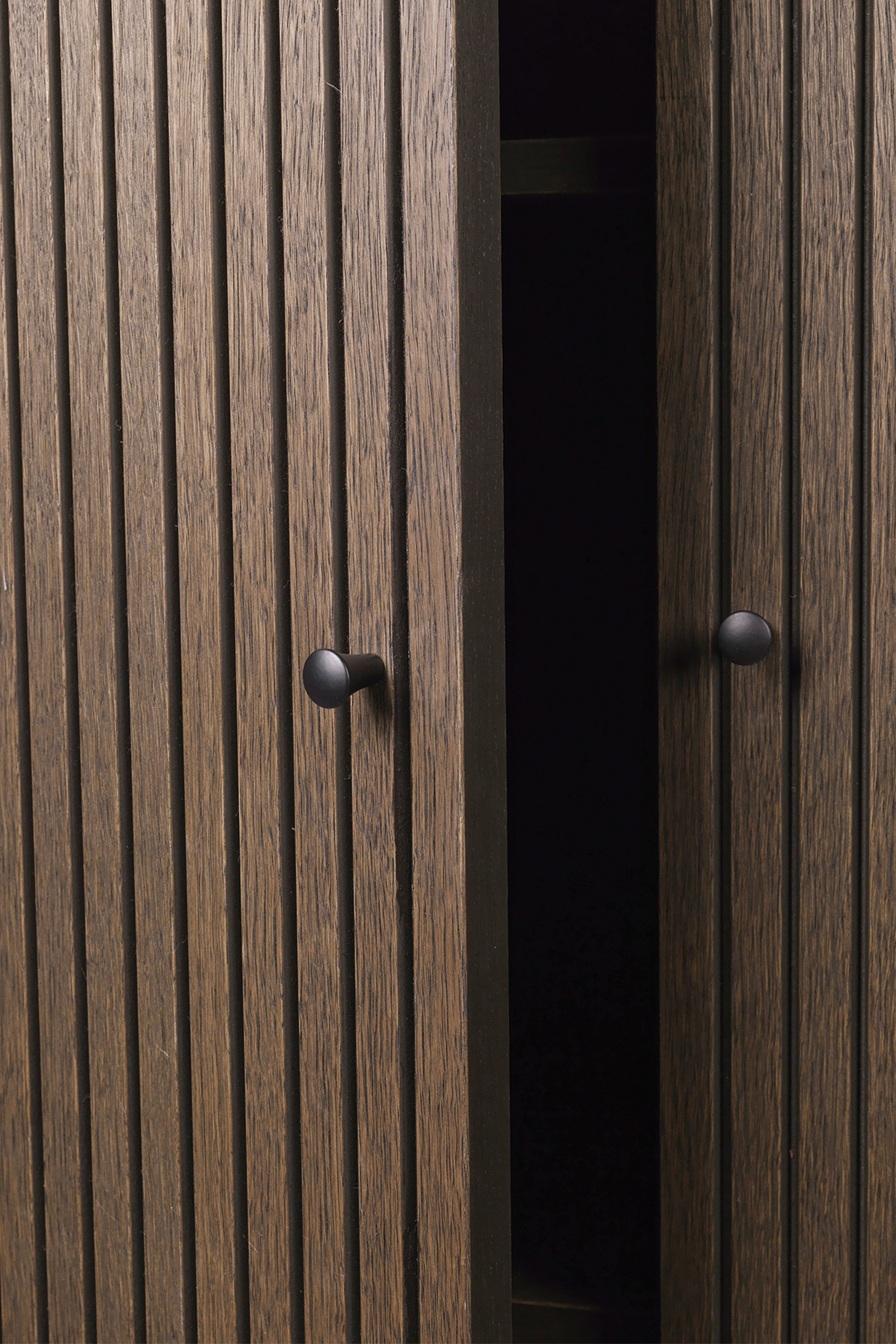 Szafa 2-drzwiowa SILL CUPBOARD LOW ciemnobrązowy fornir dębowy