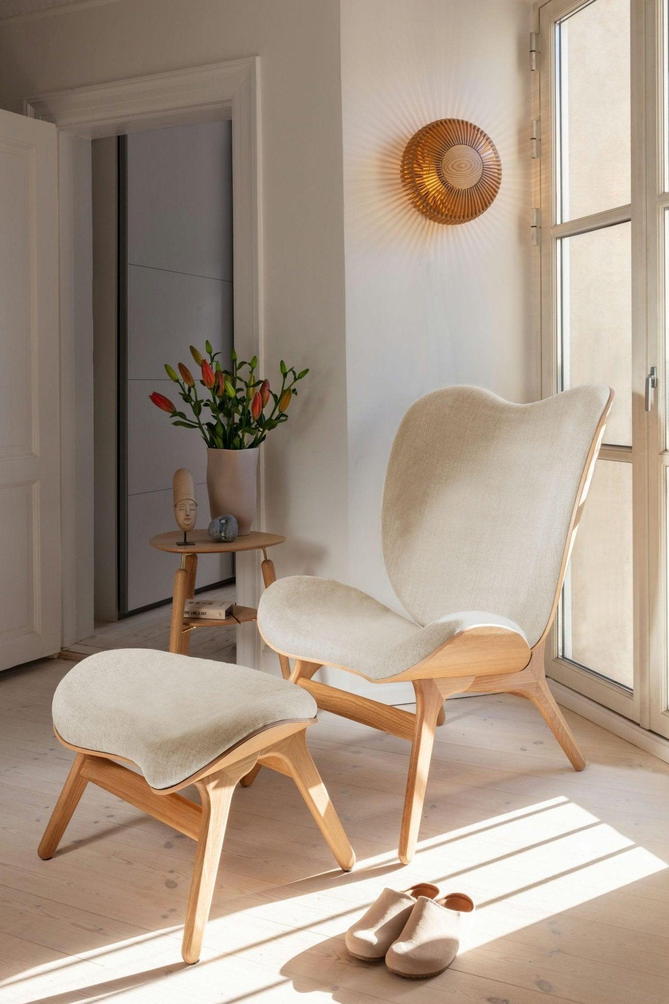 Fotel CONVERSATION PIECE TALL beżowy z dębową podstawą UMAGE Eye on Design