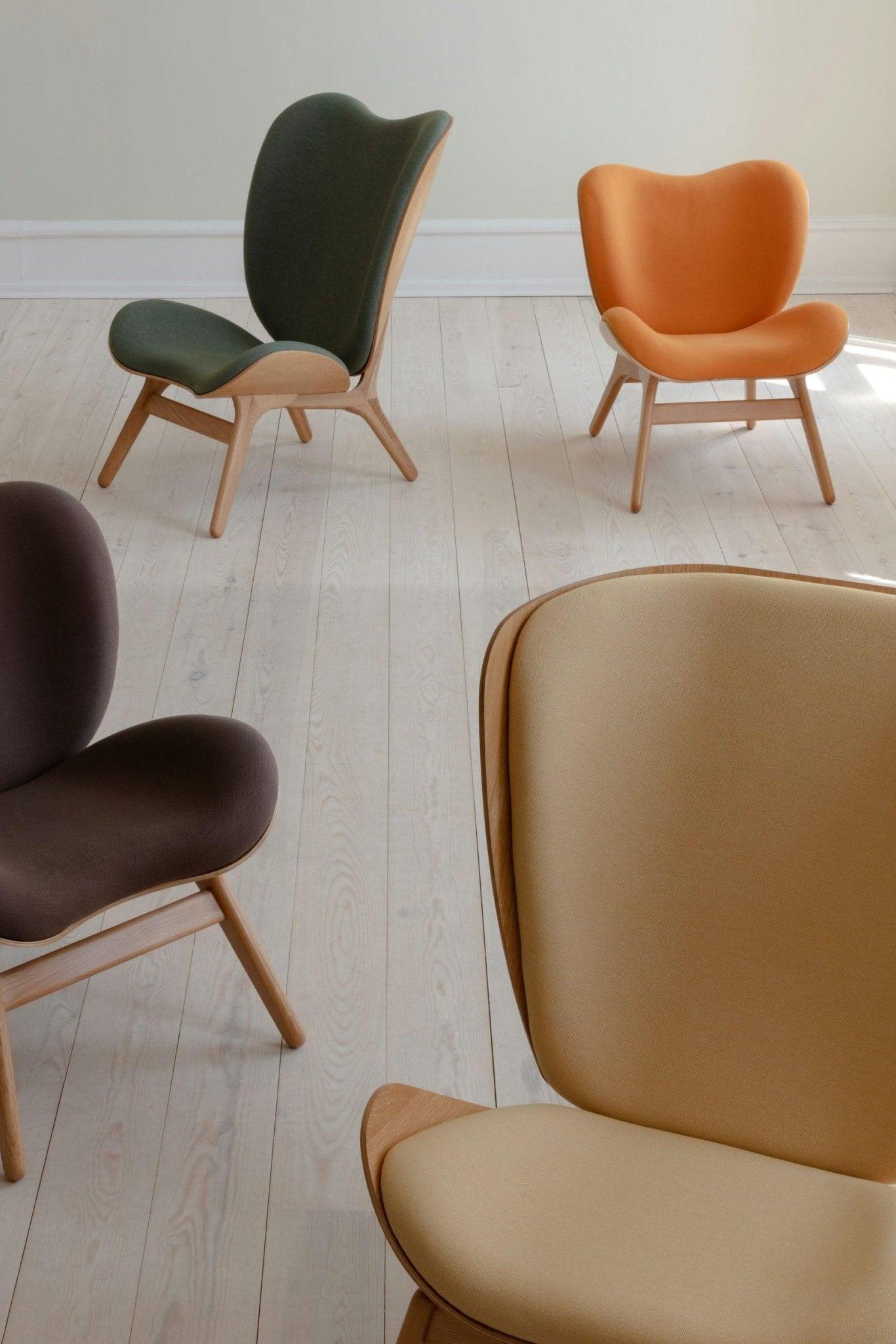 Fotel CONVERSATION PIECE TALL karmelowy z ciemno dębową podstawą UMAGE Eye on Design