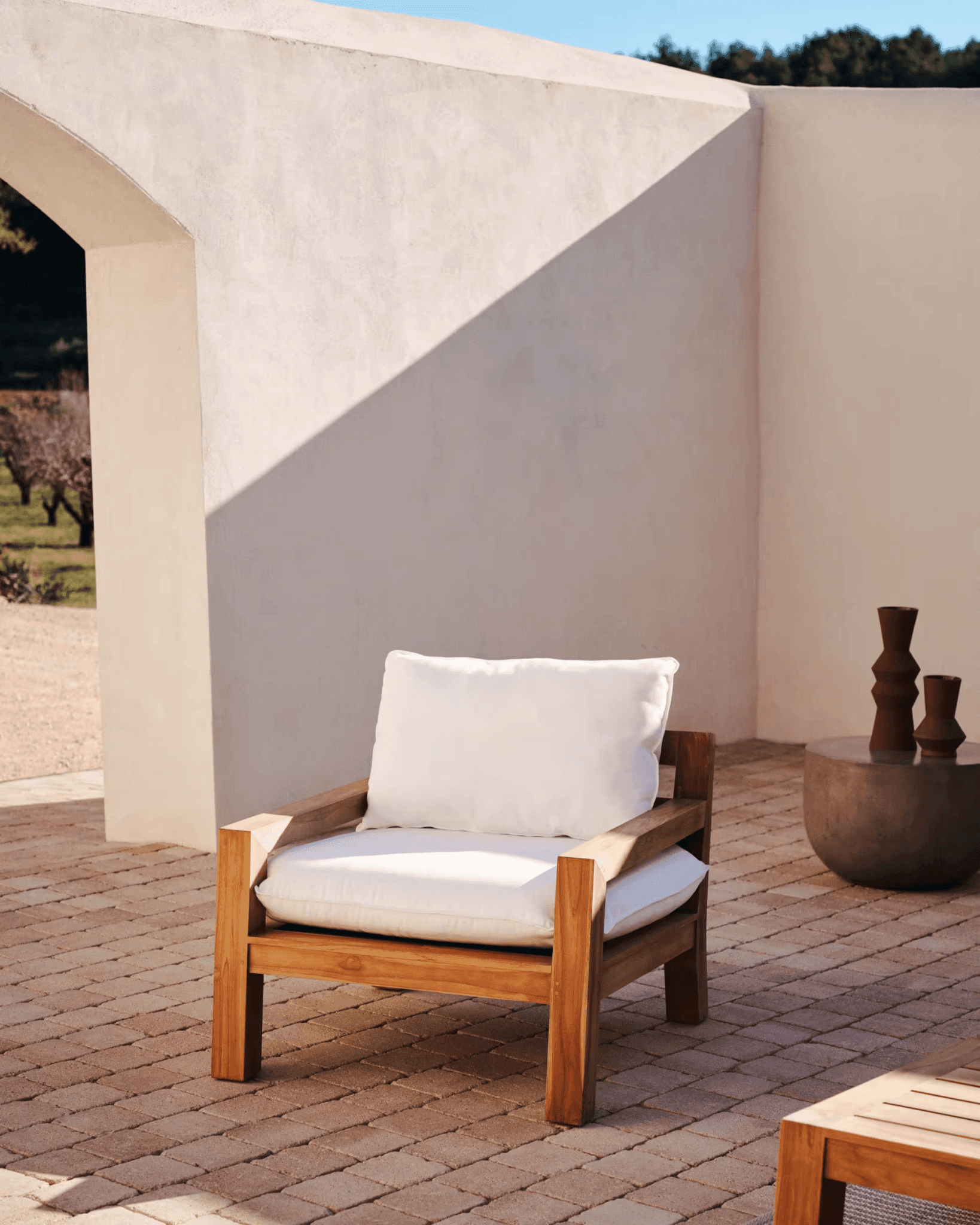 Fotel ogrodowy FORCANERA lite drewno tekowe La Forma Eye on Design
