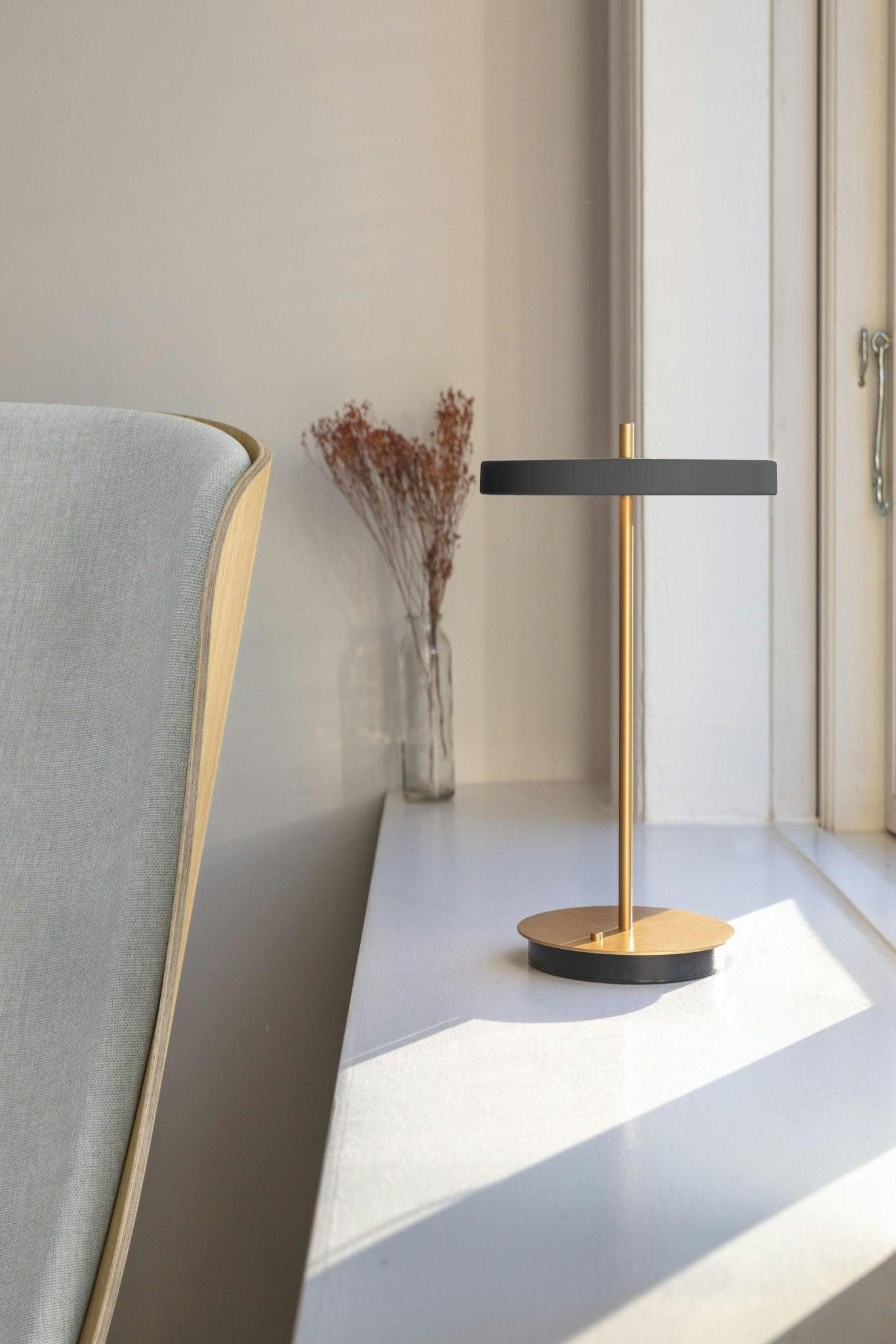 Fotel READER baby blue z dębową podstawą UMAGE Eye on Design