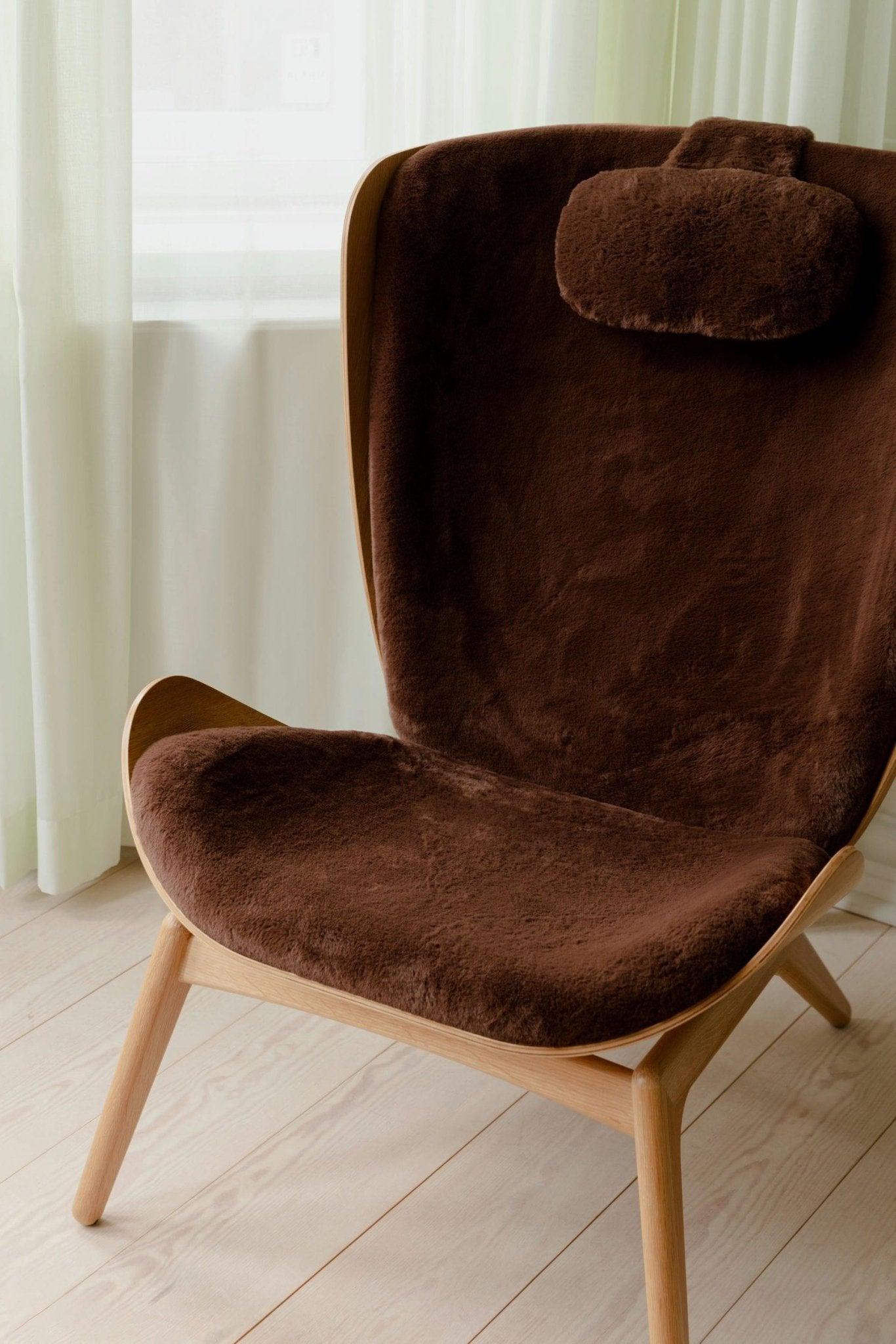 Fotel READER brązowy plusz z dębową podstawą UMAGE Eye on Design