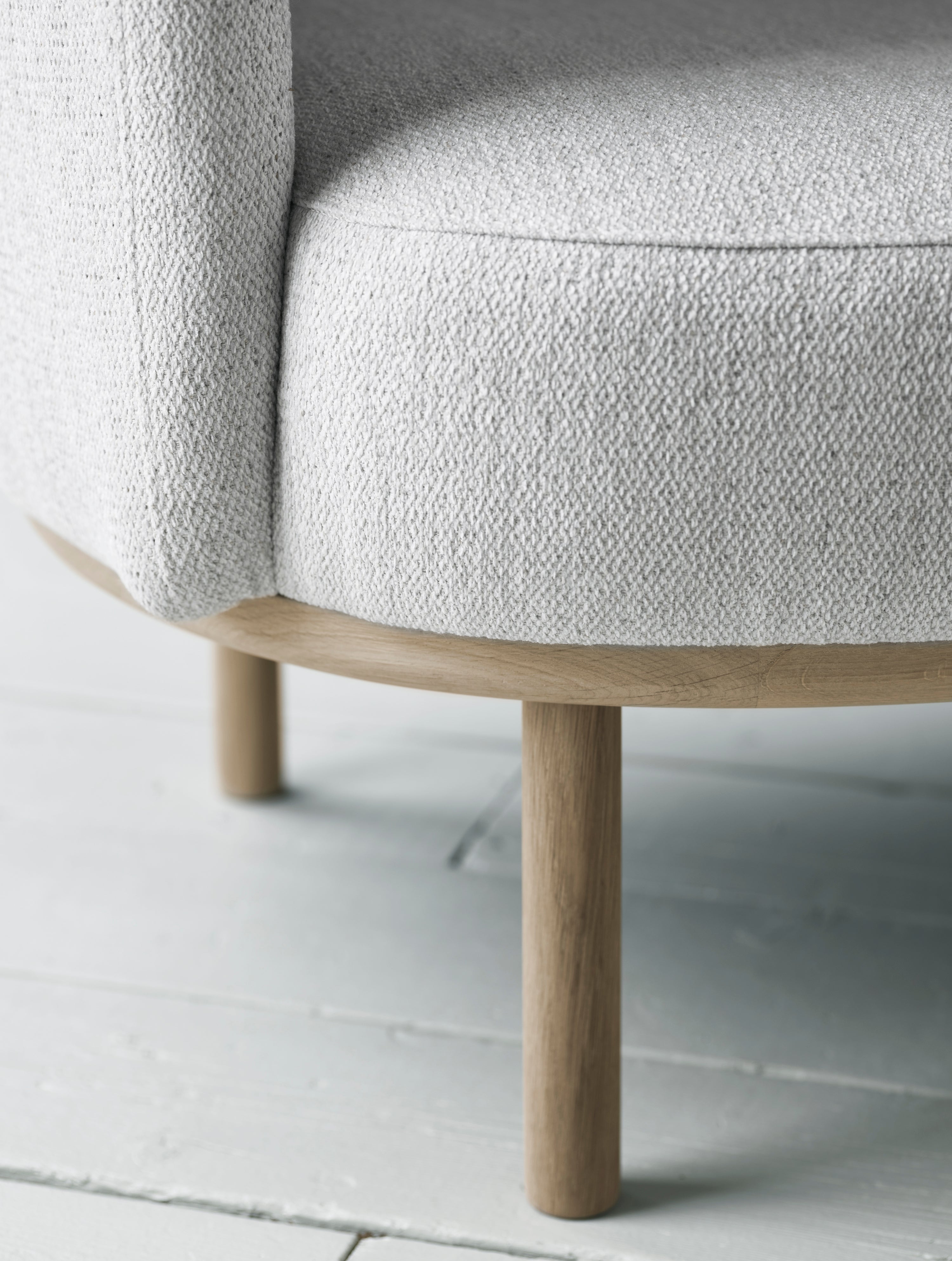 Fotel FUUGA NESTING podstawa z czarnego drewna dębowego