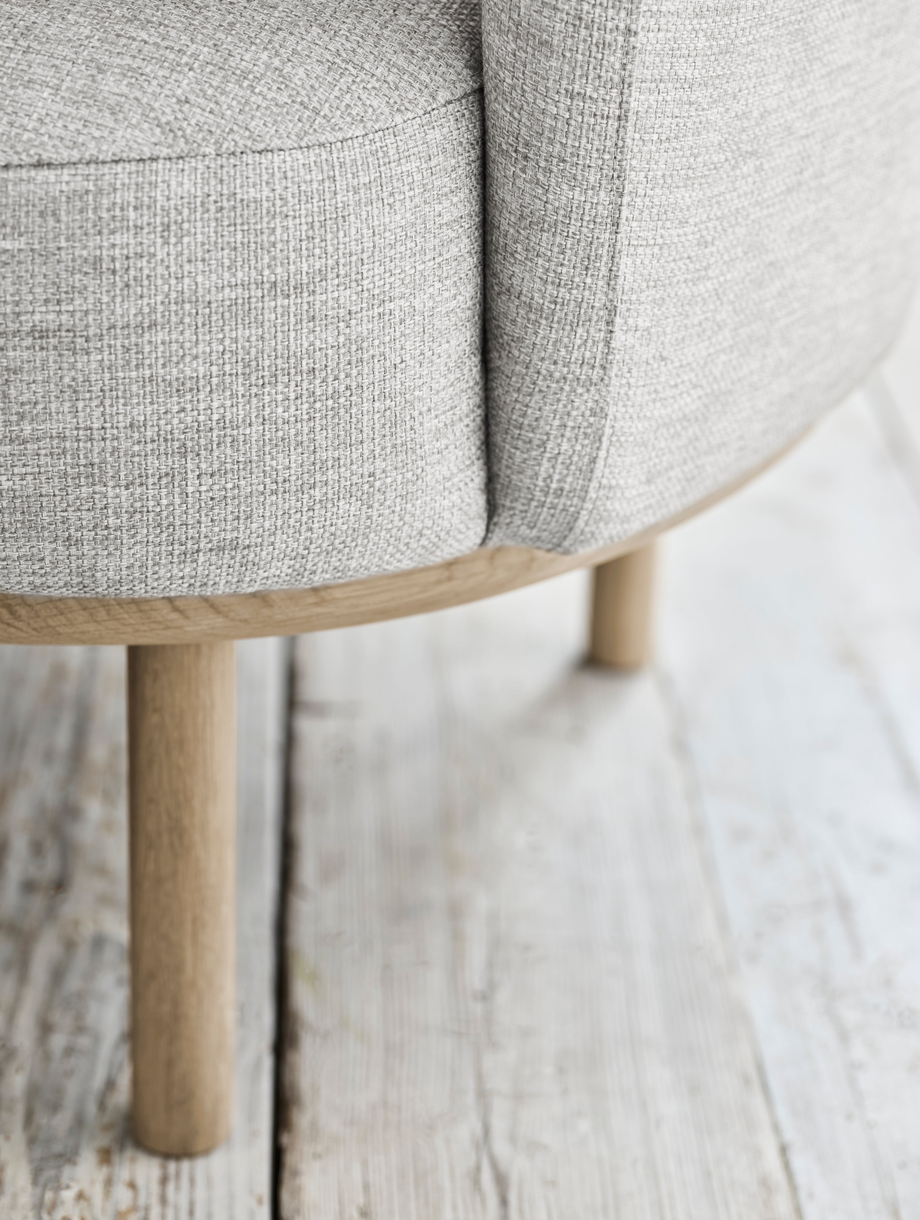 Fotel FUUGA NESTING podstawa z czarnego drewna dębowego