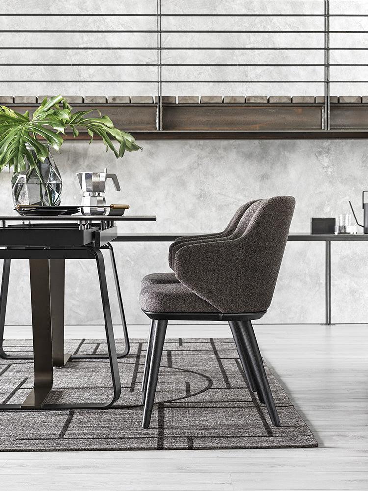 Krzesło aksamitne z podłokietnikami FOYER piaskowy z drewnianą podstawą Calligaris Eye on Design