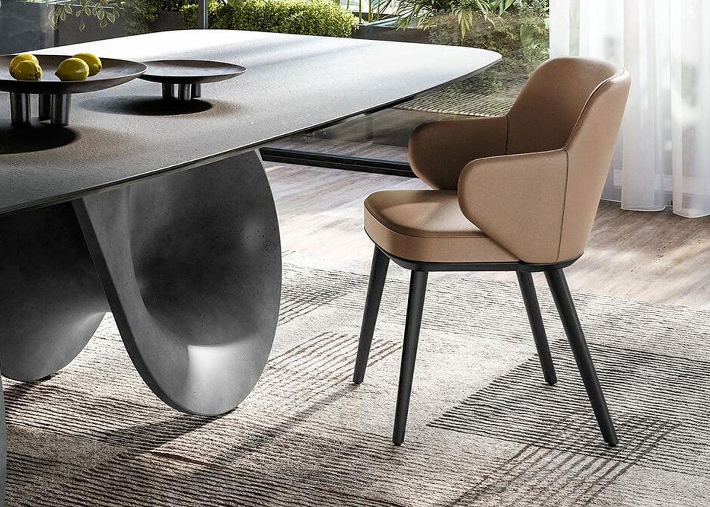 Krzesło aksamitne z podłokietnikami FOYER piaskowy z drewnianą podstawą Calligaris Eye on Design