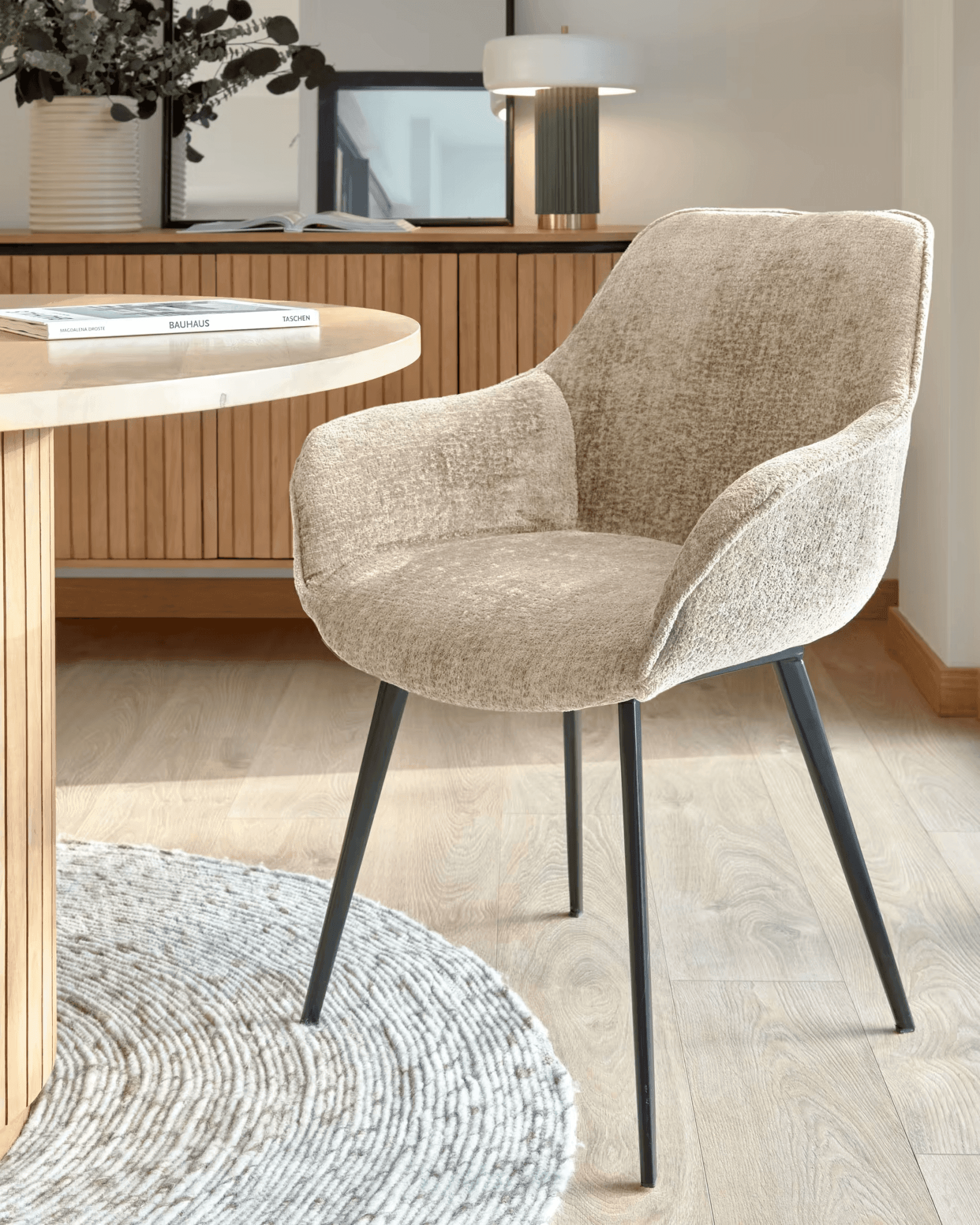 Krzesło AMIRA beżowy szenil La Forma Eye on Design