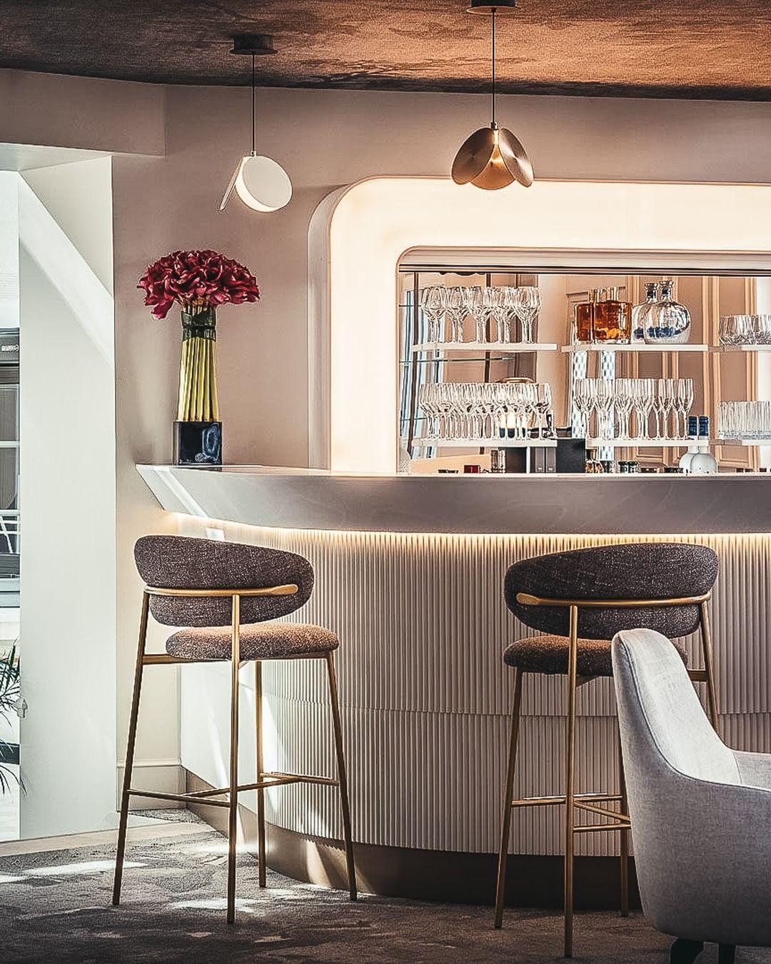 Krzesło barowe OLEANDRO boucle taupe z metalową podstawą Calligaris Eye on Design
