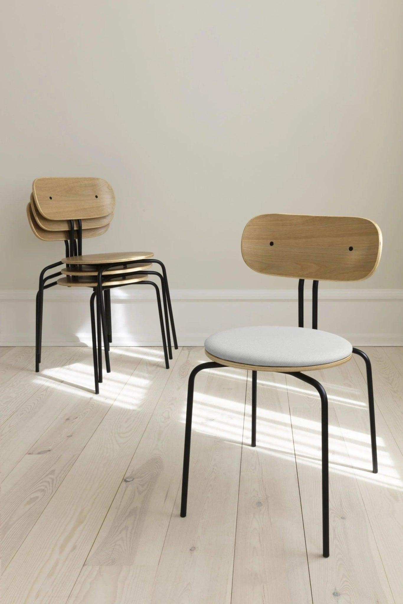 Krzesło CURIOUS granatowy z czarną podstawą UMAGE Eye on Design