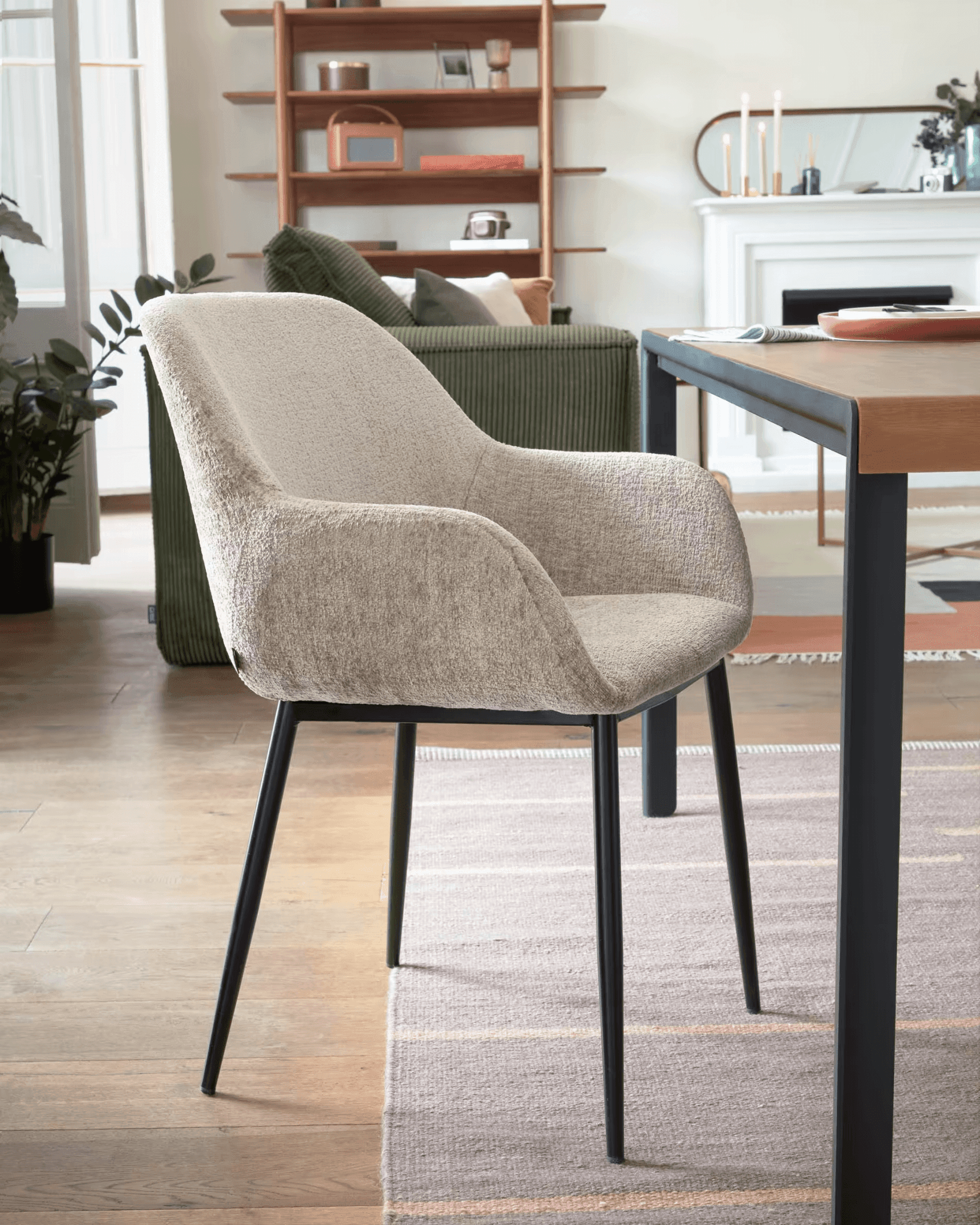 Krzesło KONNA futrzany beż z czarną podstawą La Forma Eye on Design