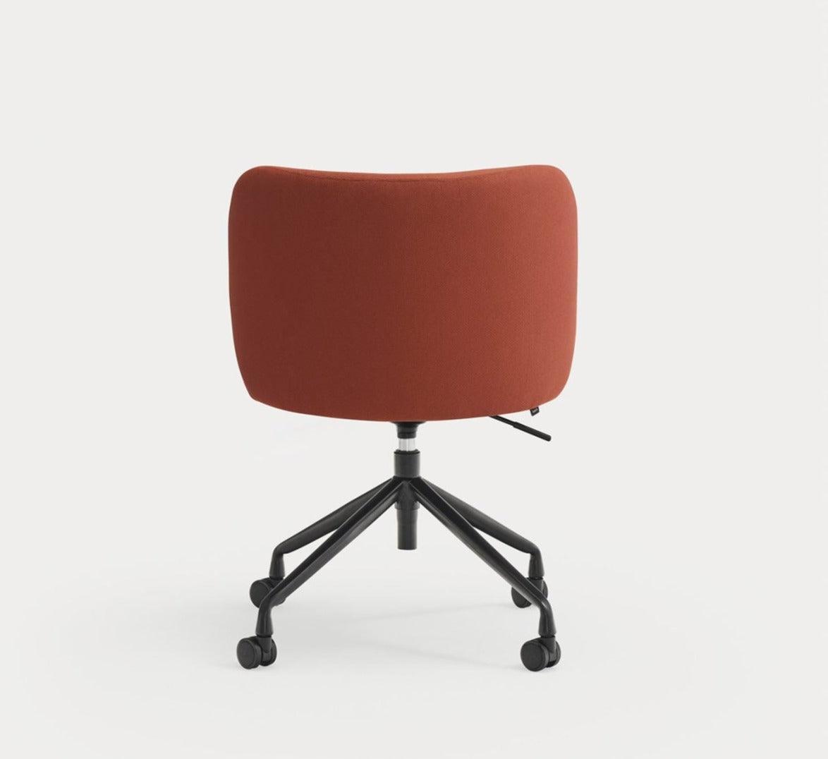 Krzesło na kółkach MOGI ceglana czerwień Teulat Eye on Design