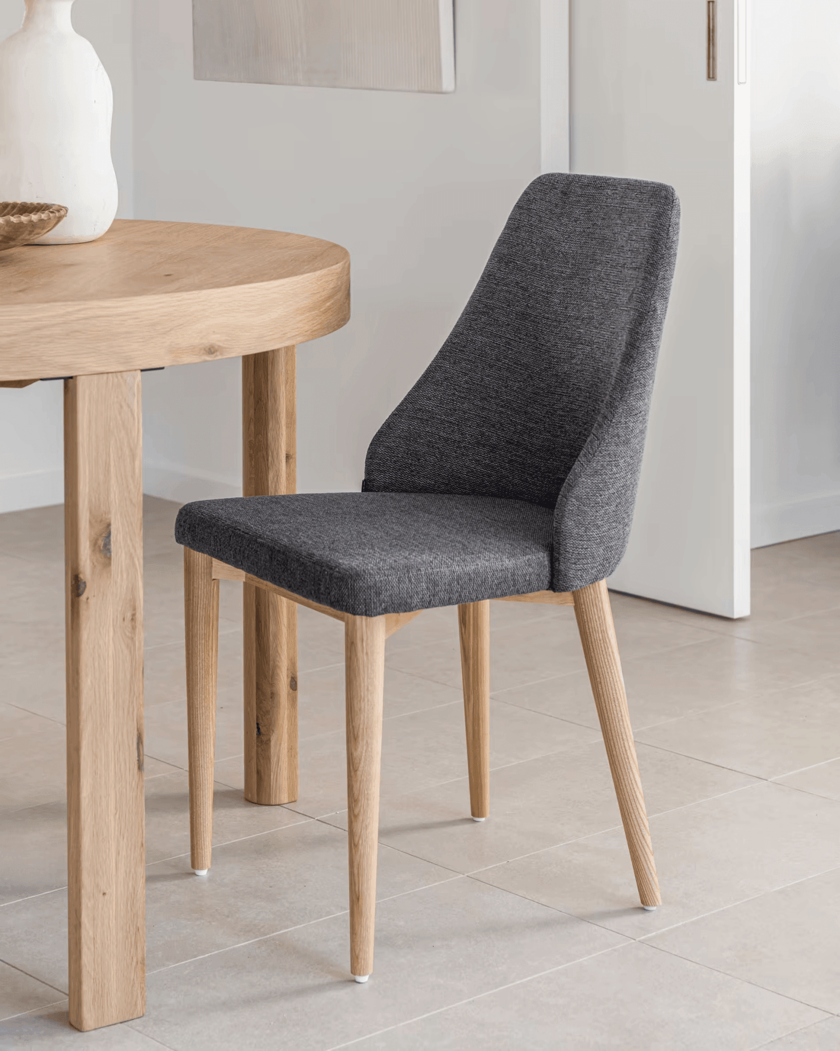 Krzesło ROSIE ciemnoszary szenil La Forma Eye on Design