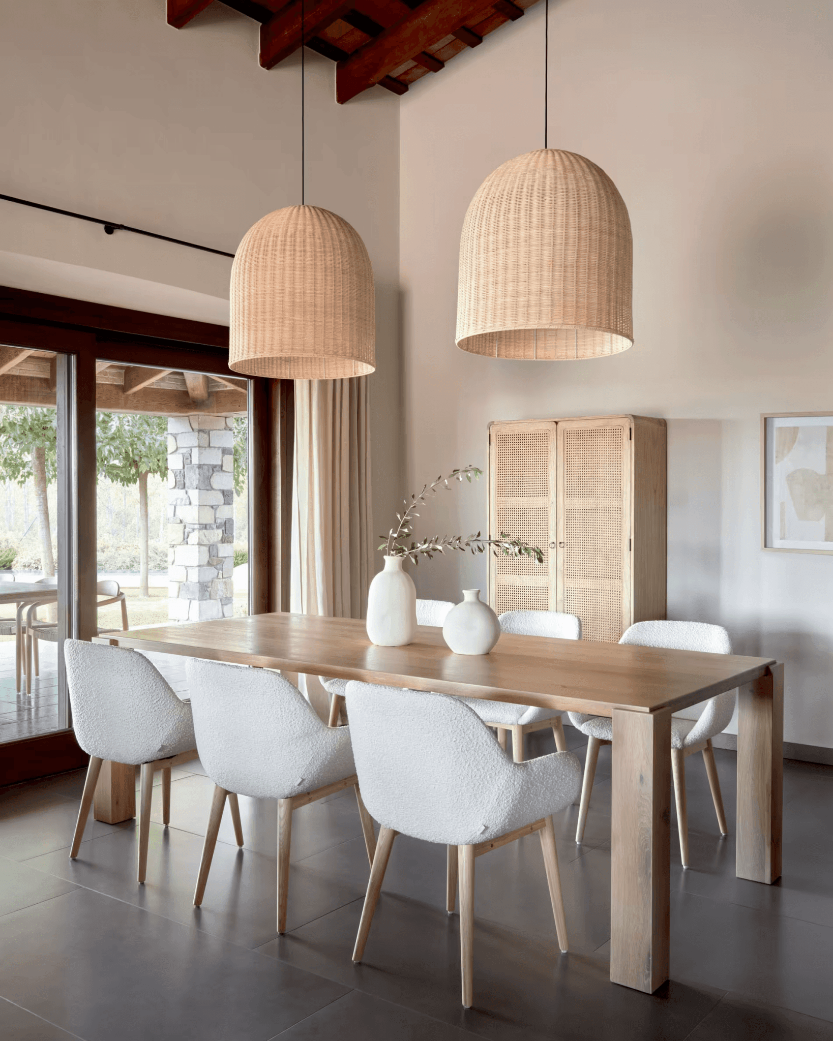 Krzesło w tkaninie boucle KONNA kremowy z jesionową podstawą La Forma Eye on Design