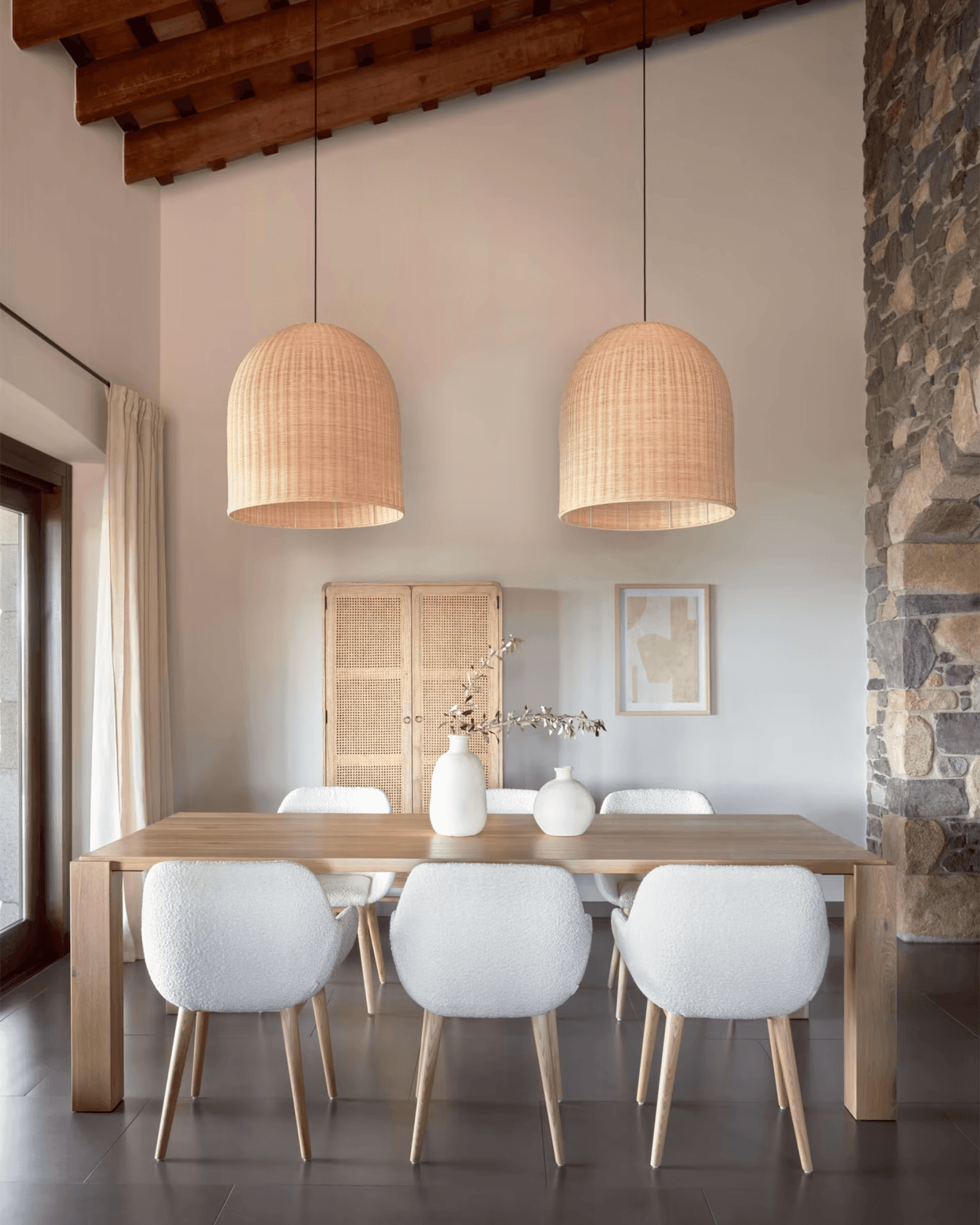 Krzesło w tkaninie boucle KONNA kremowy z jesionową podstawą La Forma Eye on Design