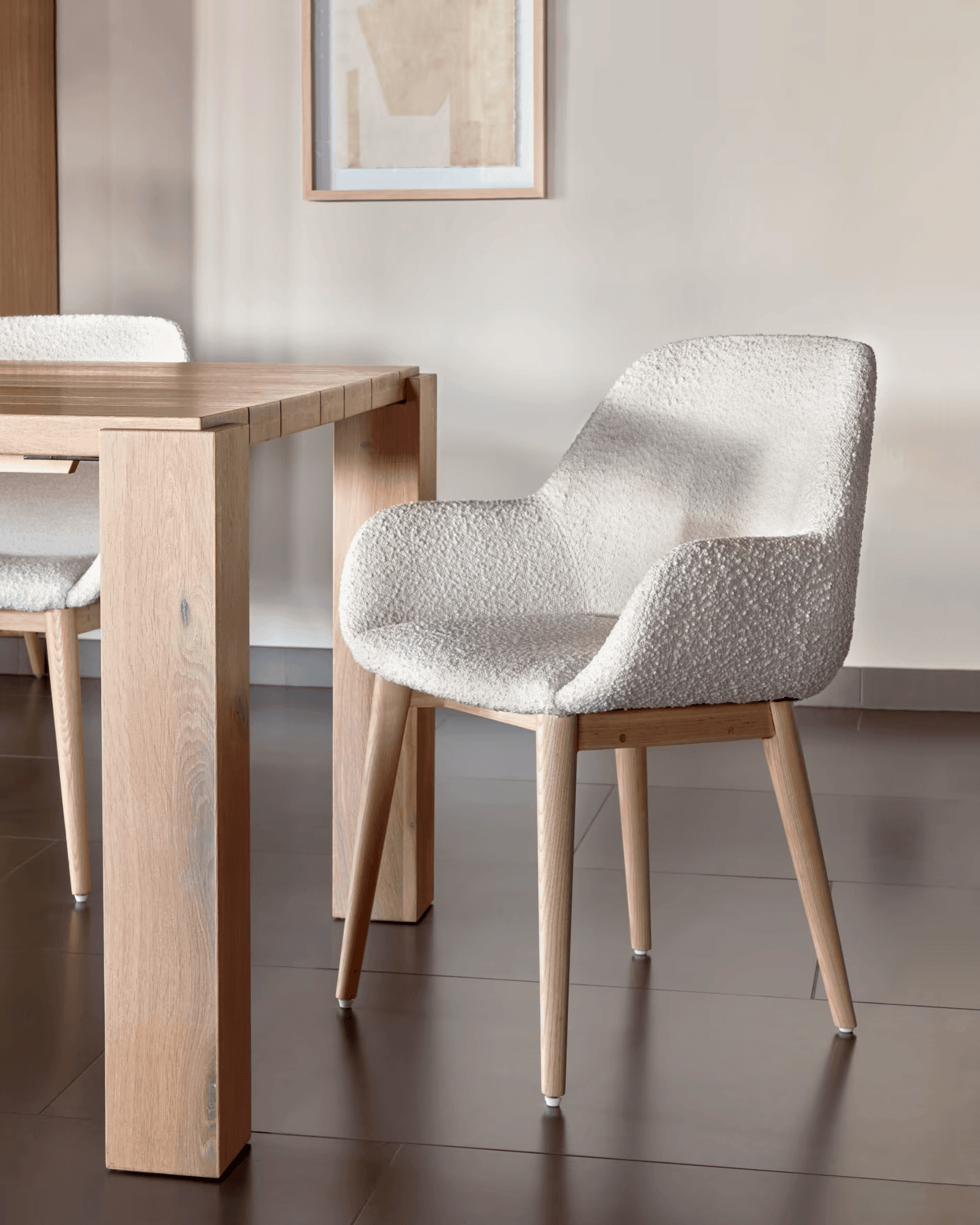 Krzesło w tkaninie boucle KONNA kremowy z jesionową podstawą La Forma Eye on Design