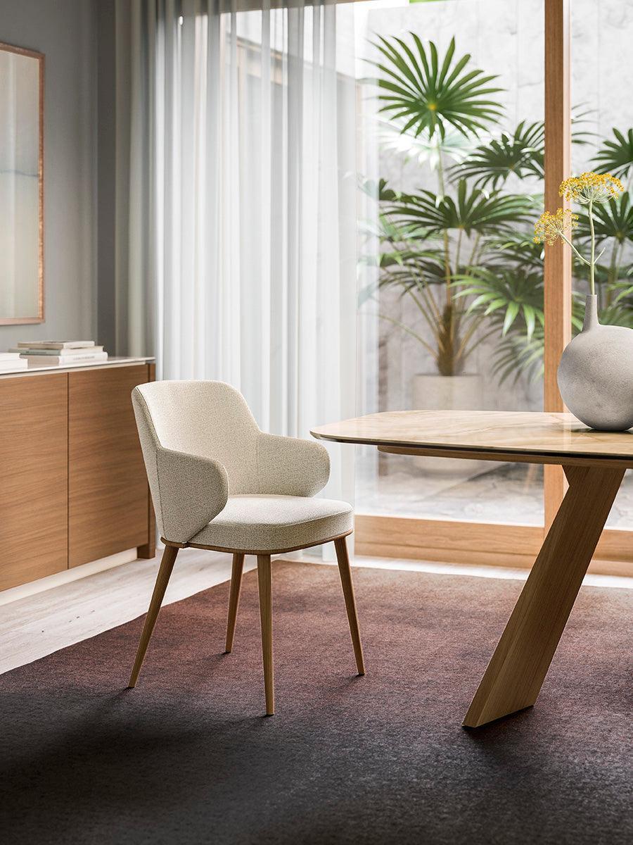 Krzesło z podłokietnikami FOYER boucle beżowy z drewnianą podstawą Calligaris Eye on Design