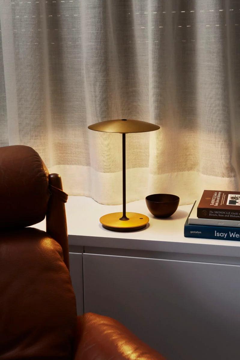 Lampa akumulatorowa GINGER mosiężny z białym wykończeniem Marset Eye on Design