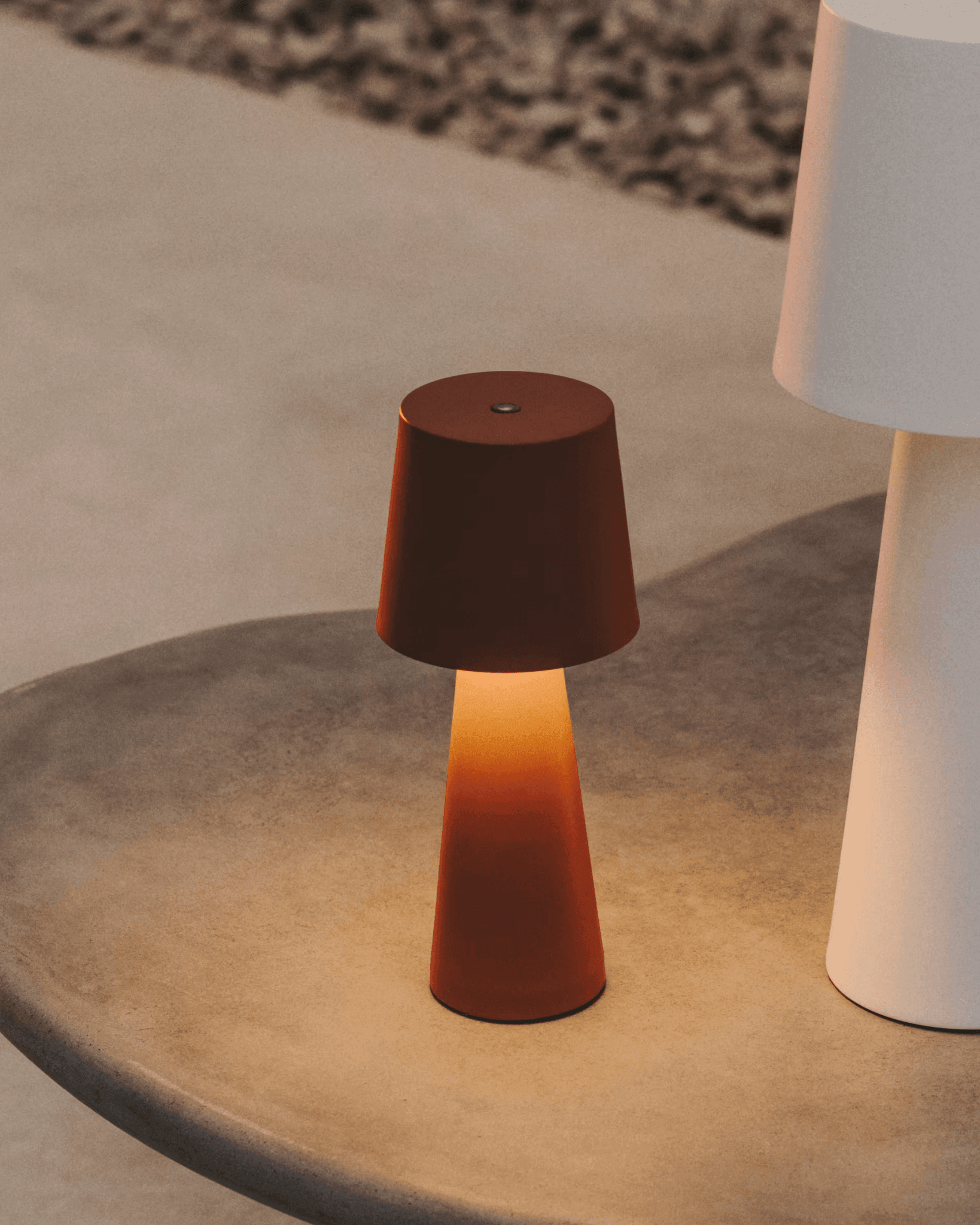 Lampa akumulatorowa zewnętrzna ARENYS terakota La Forma Eye on Design