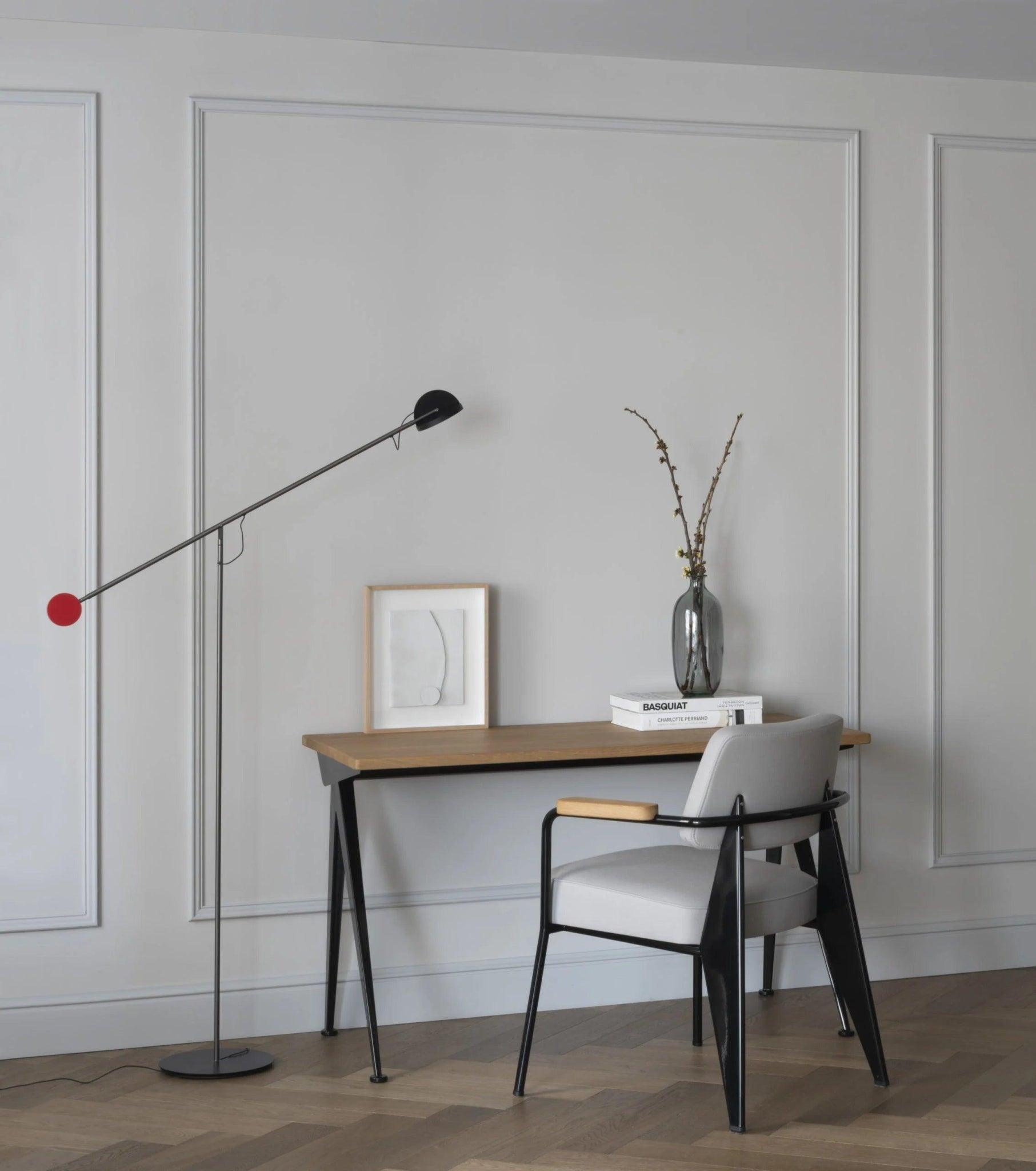 Lampa podłogowa COPERNICA grafitowy z czerwonym wykończeniem Marset Eye on Design