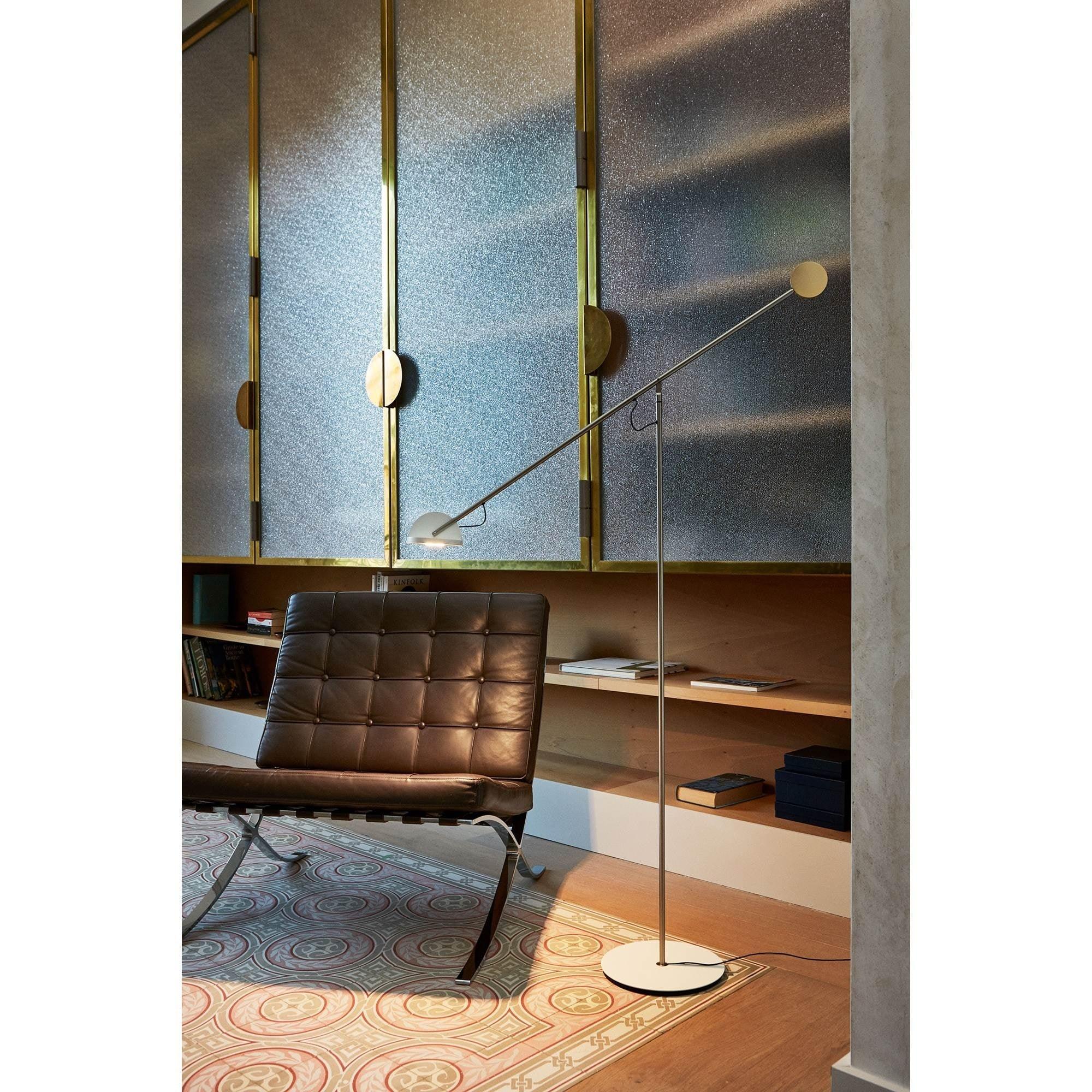 Lampa podłogowa COPERNICA grafitowy ze srebrnym wykończeniem Marset Eye on Design