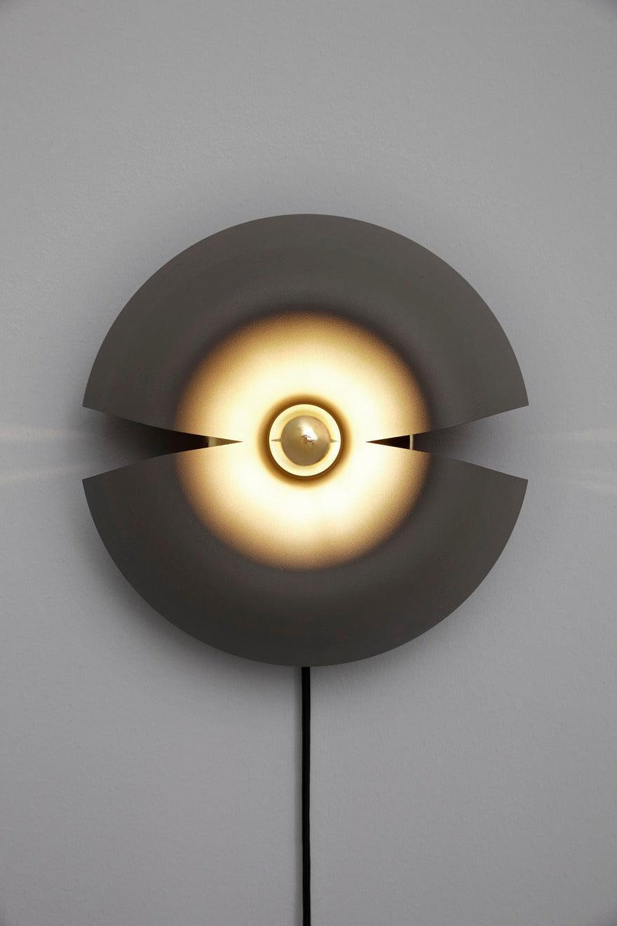Lampa ścienna CYCNUS czarny AYTM Eye on Design