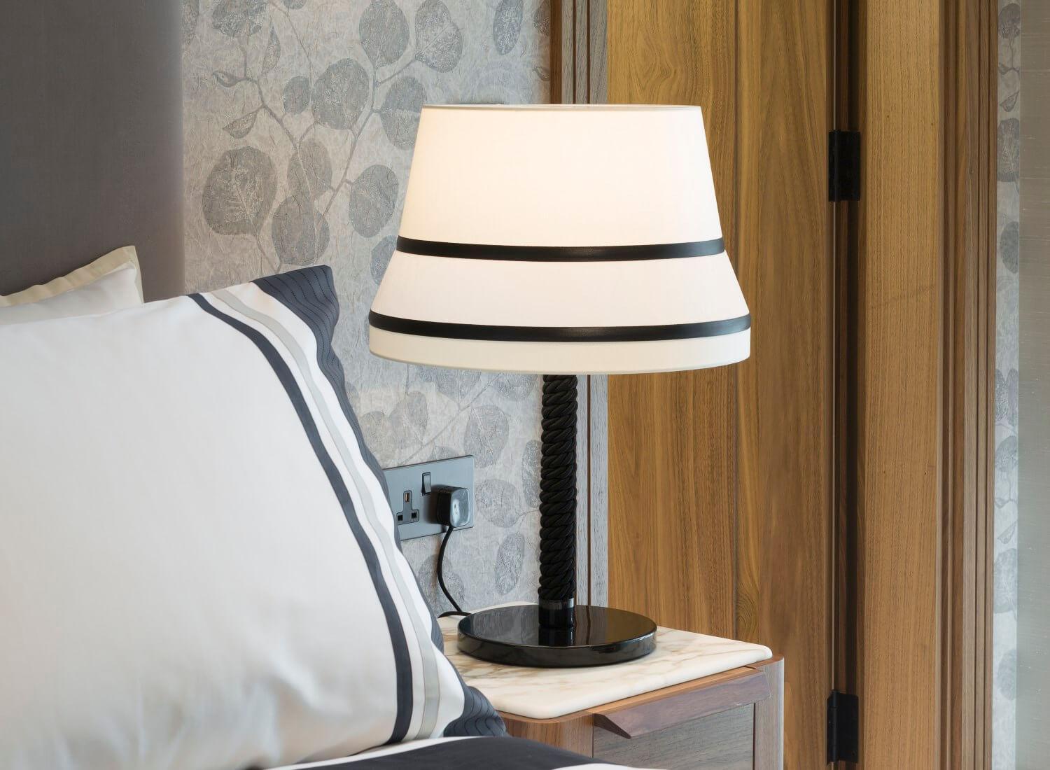 Lampa stołowa AUDREY biały z czarnym wykończeniem Contardi Eye on Design