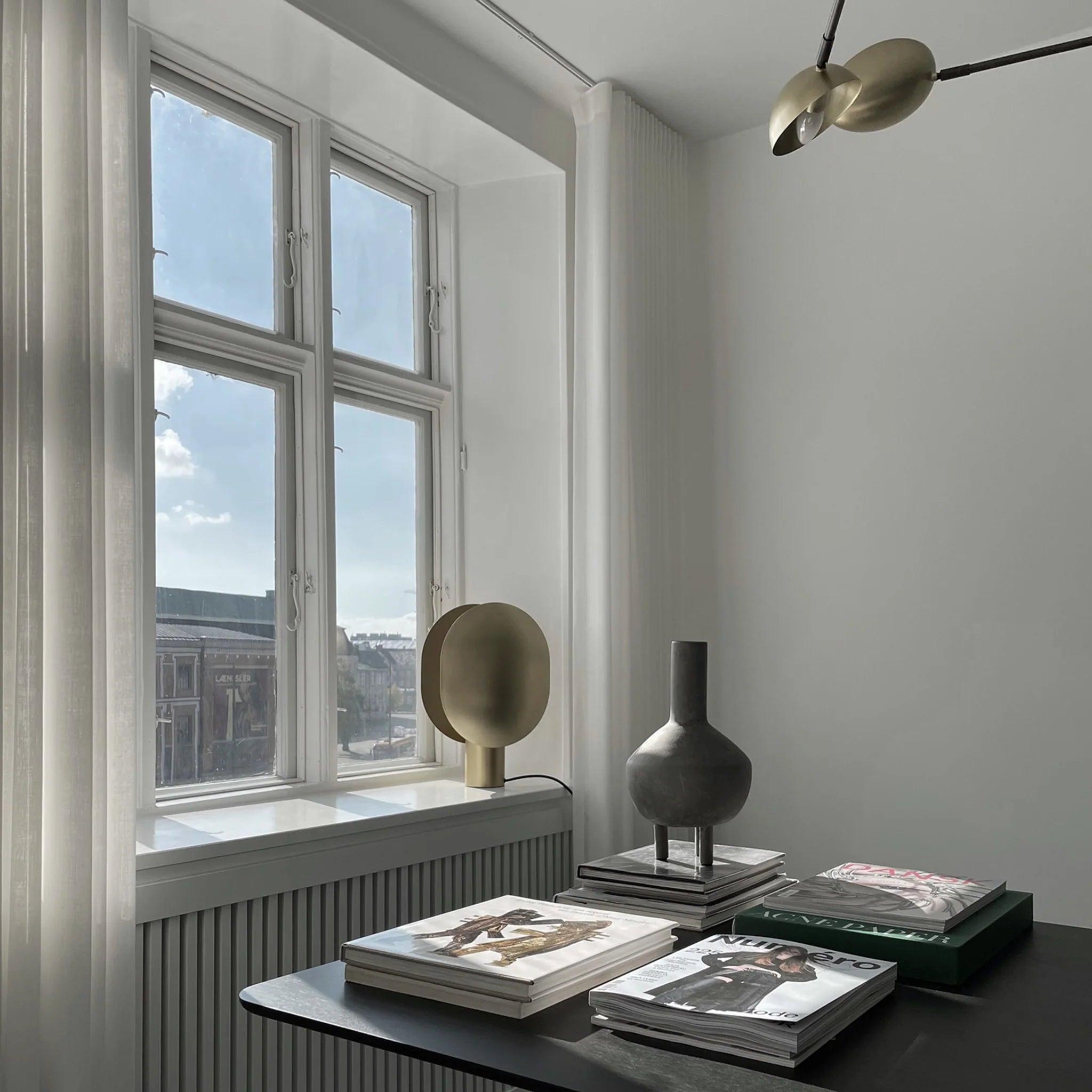Lampa stołowa CLAM mosiądz 101 Copenhagen Eye on Design