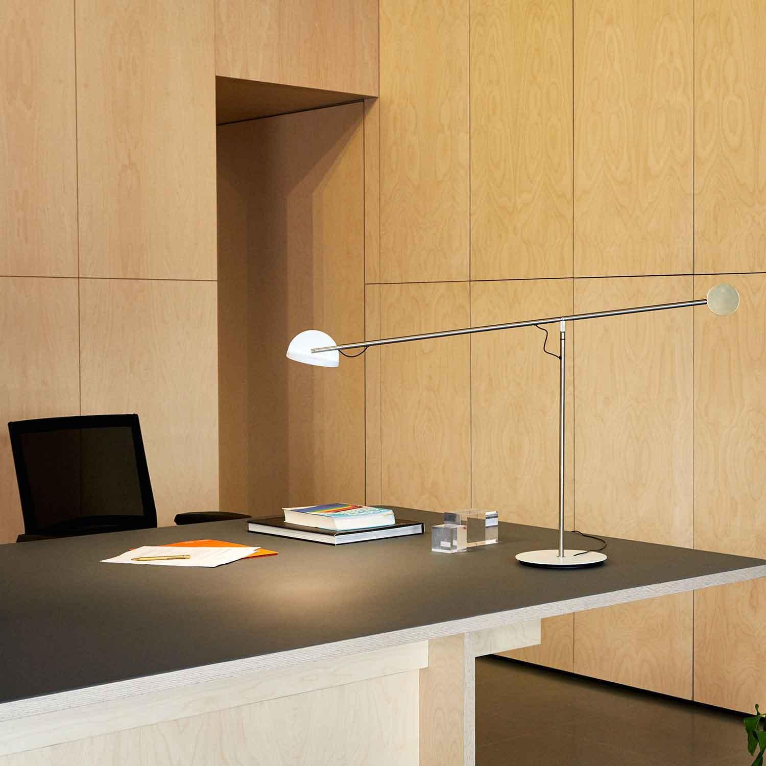 Lampa stołowa COPERNICA grafitowy ze srebrnym wykończeniem Marset Eye on Design