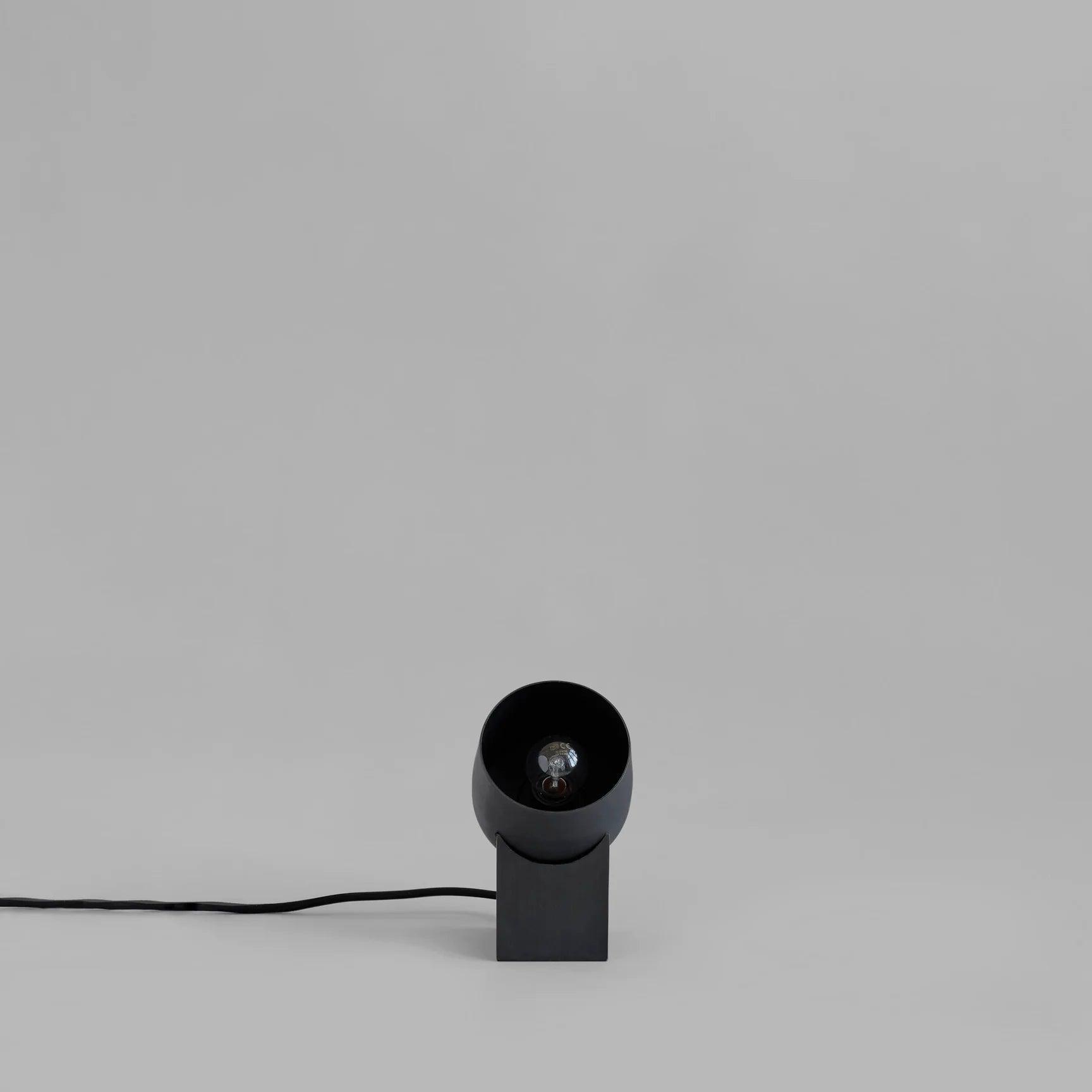 Lampa stołowa PIVOT grafitowy 101 Copenhagen Eye on Design
